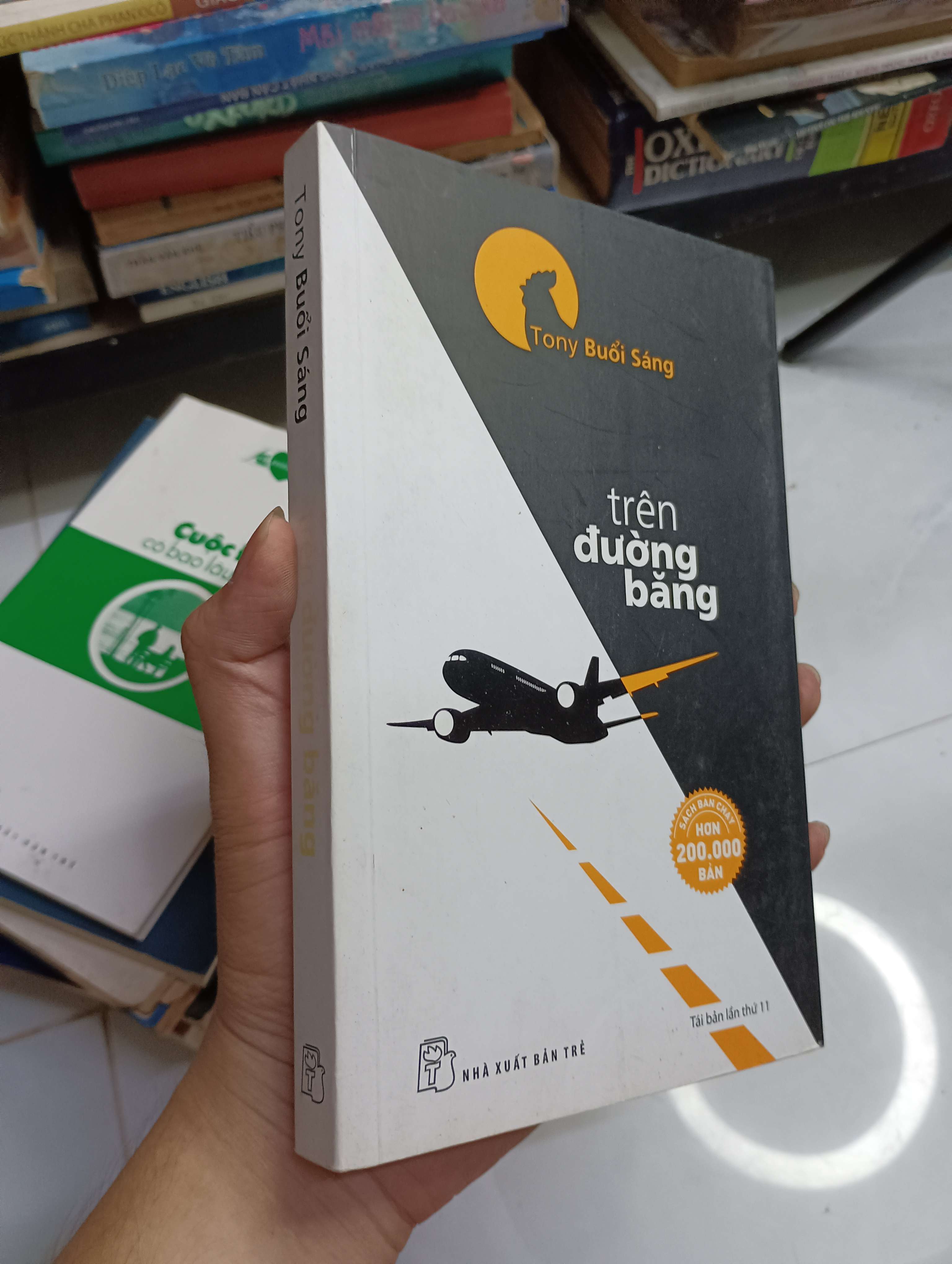 Trên đường băng - Tony Buổi Sáng 2017 80% ố (Sách văn học) HCM