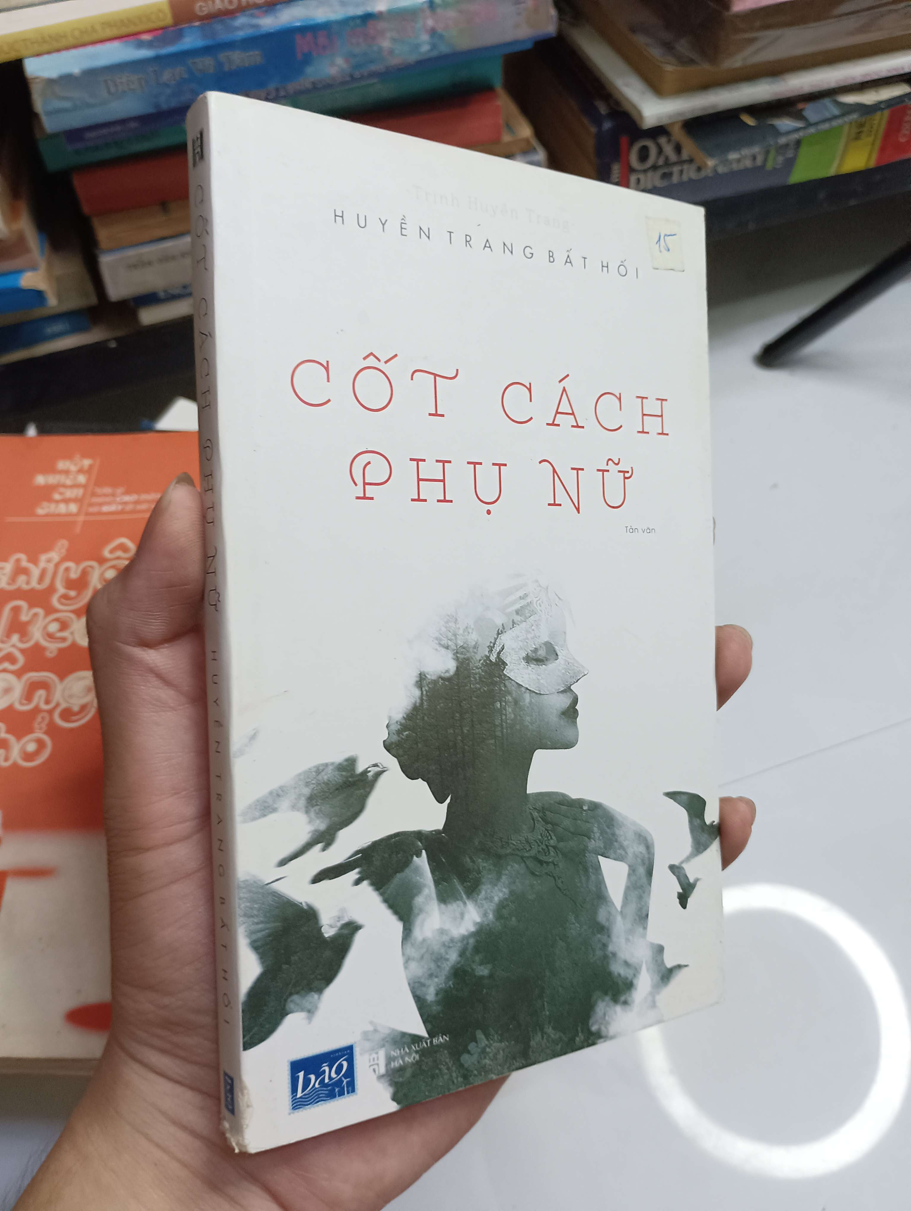 Cốt Cách Phụ Nữ - Huyền Trang Bất Hối 2016 80% ố (Sách văn học) HCM