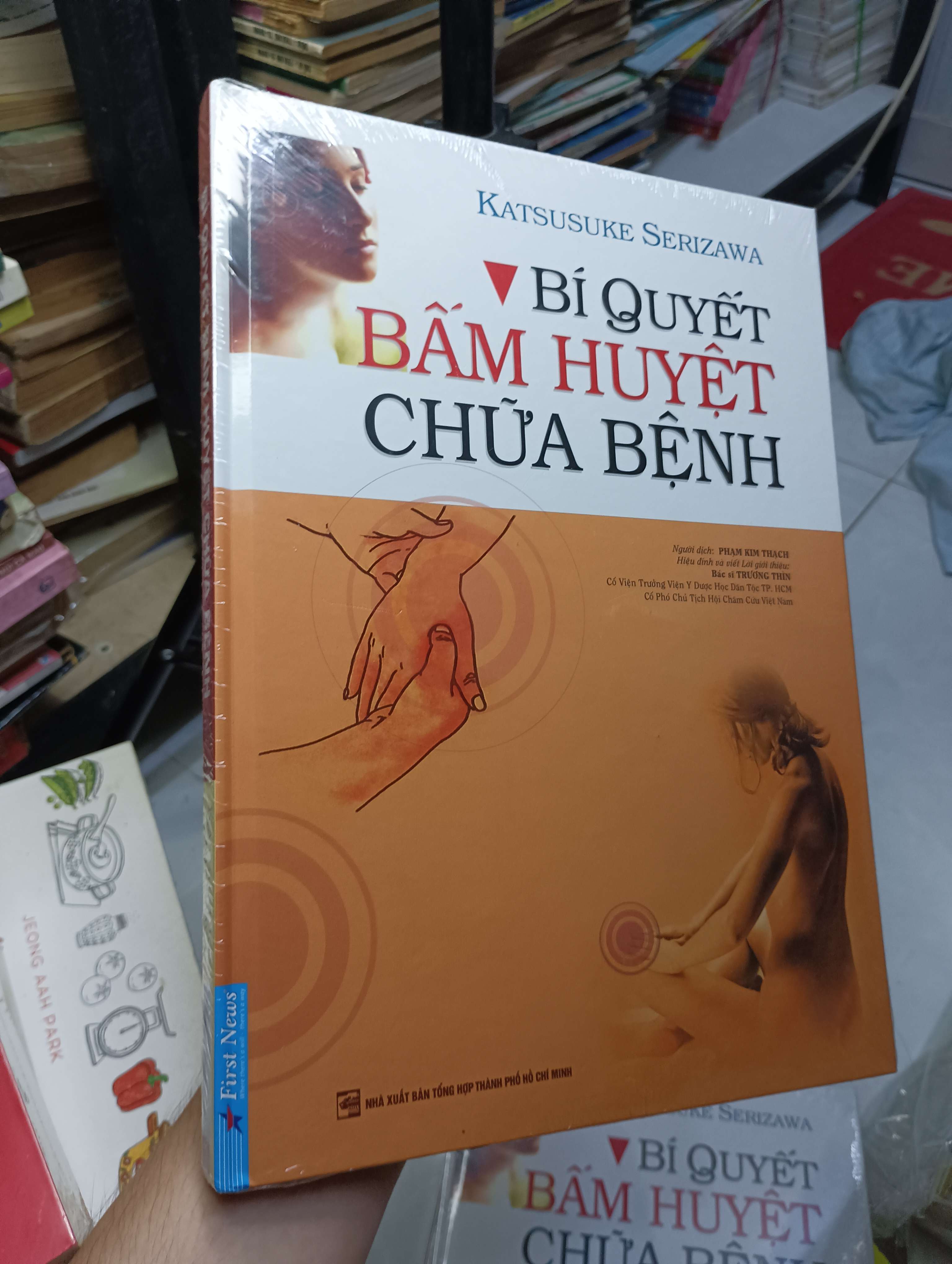 Bí Quyết Bấm Huyệt Chữa Bệnh - Katsusuke Serizawa 0.9 (Sách Y học - Sức khỏe - Thể thao) HCM