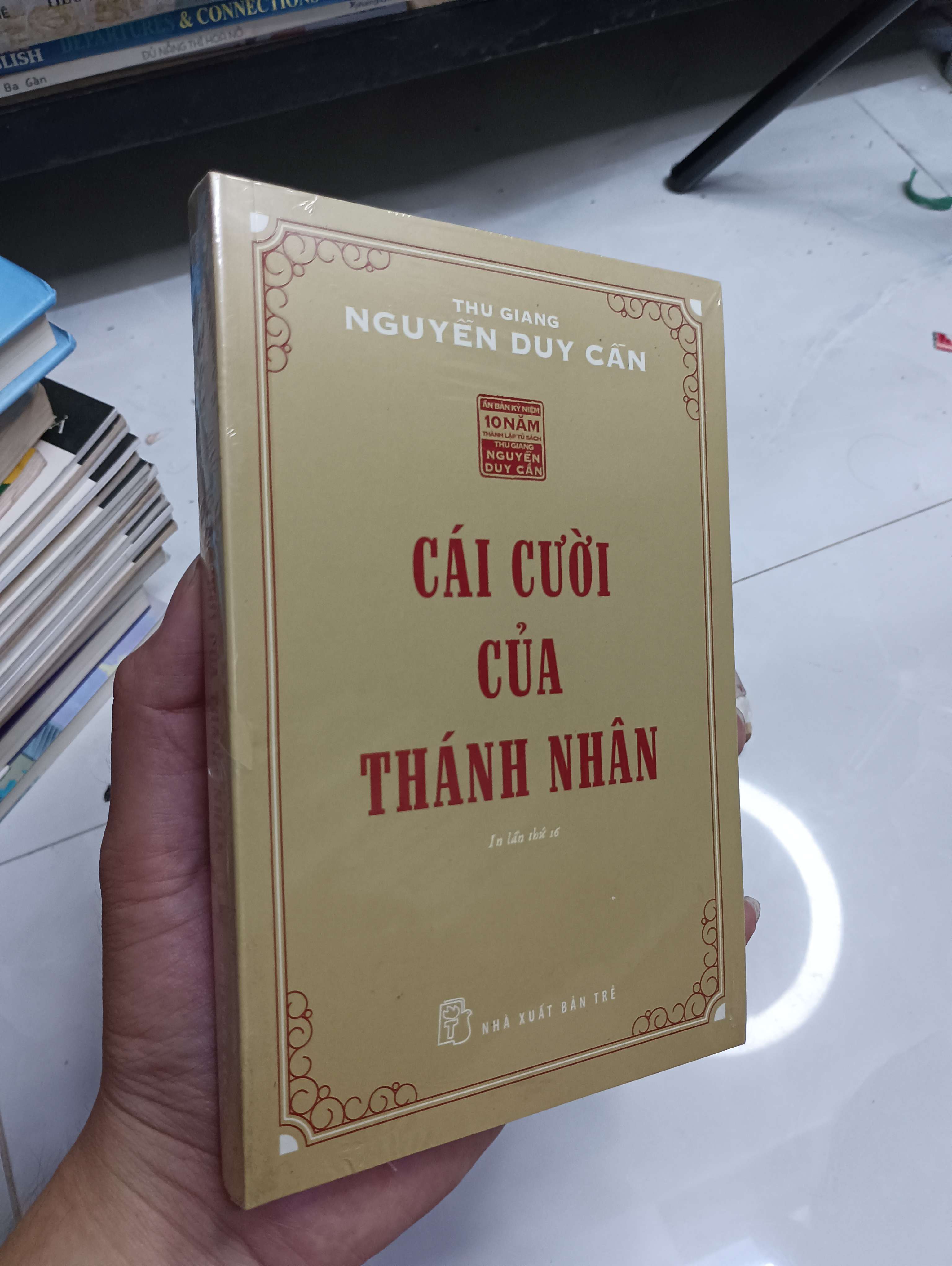 Cái Cười Của Thánh Nhân - Thu Giang & Nguyễn Duy Cần 0.9 (Sách văn học) HCM