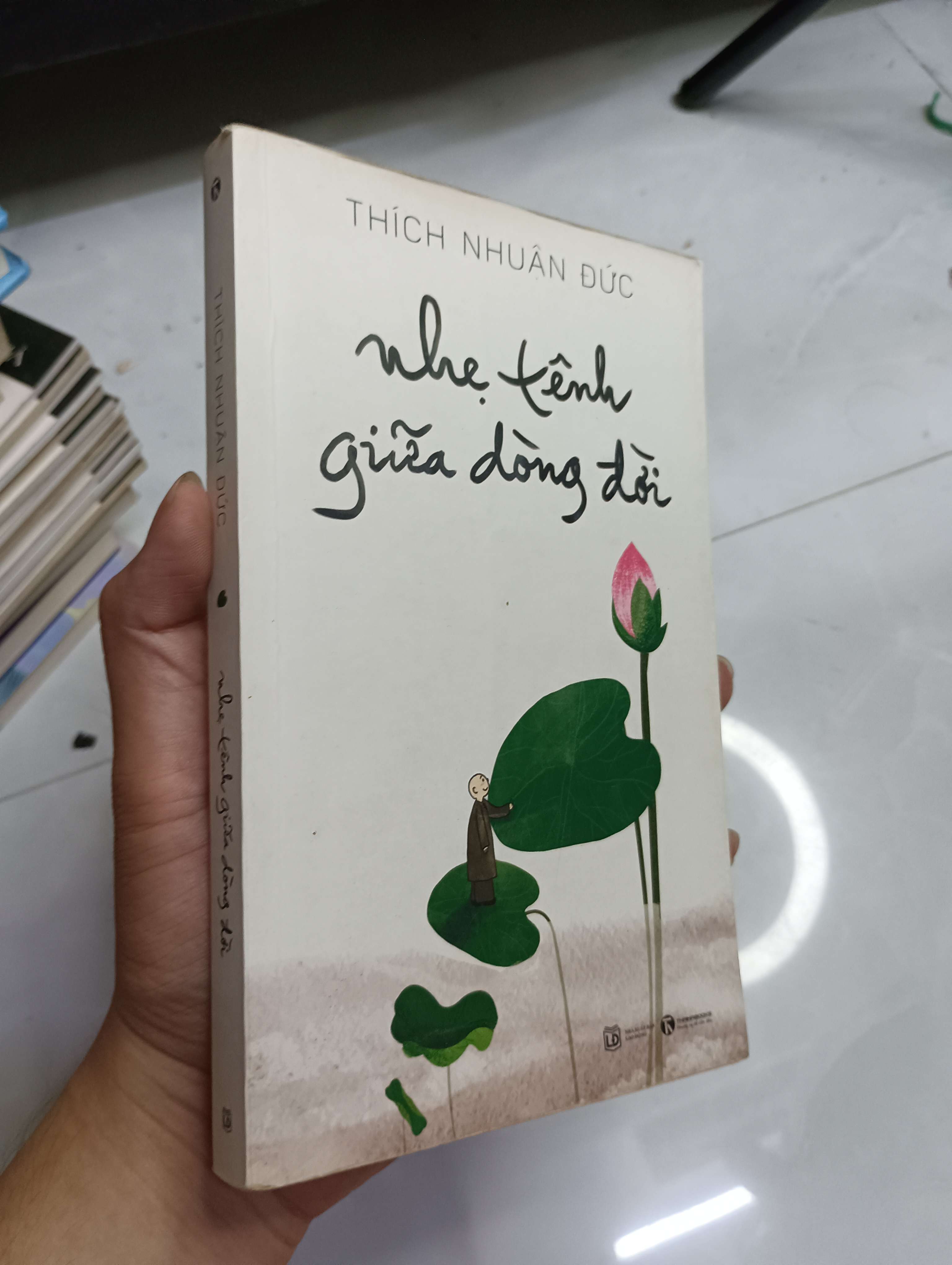 Nhẹ tênh giữa dòng đời - Thích Nhuận Đức 2018 80% (Sách tôn giáo - tâm linh) HCM
