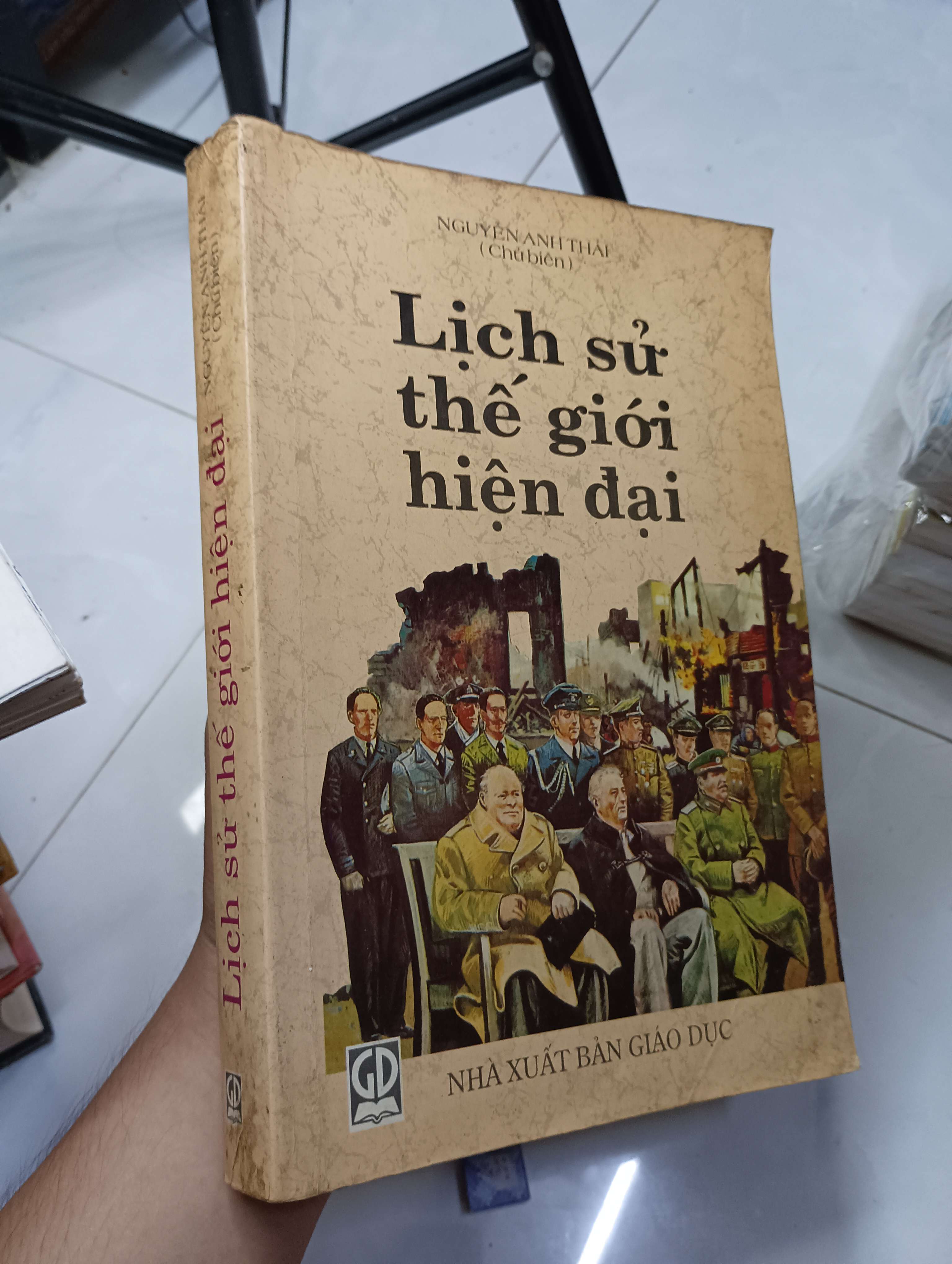 Lịch sử thế giới hiện đại - Nguyễn Anh Thái 2008 80% ố bìa bẩn (Lịch sử thế giới) HCM