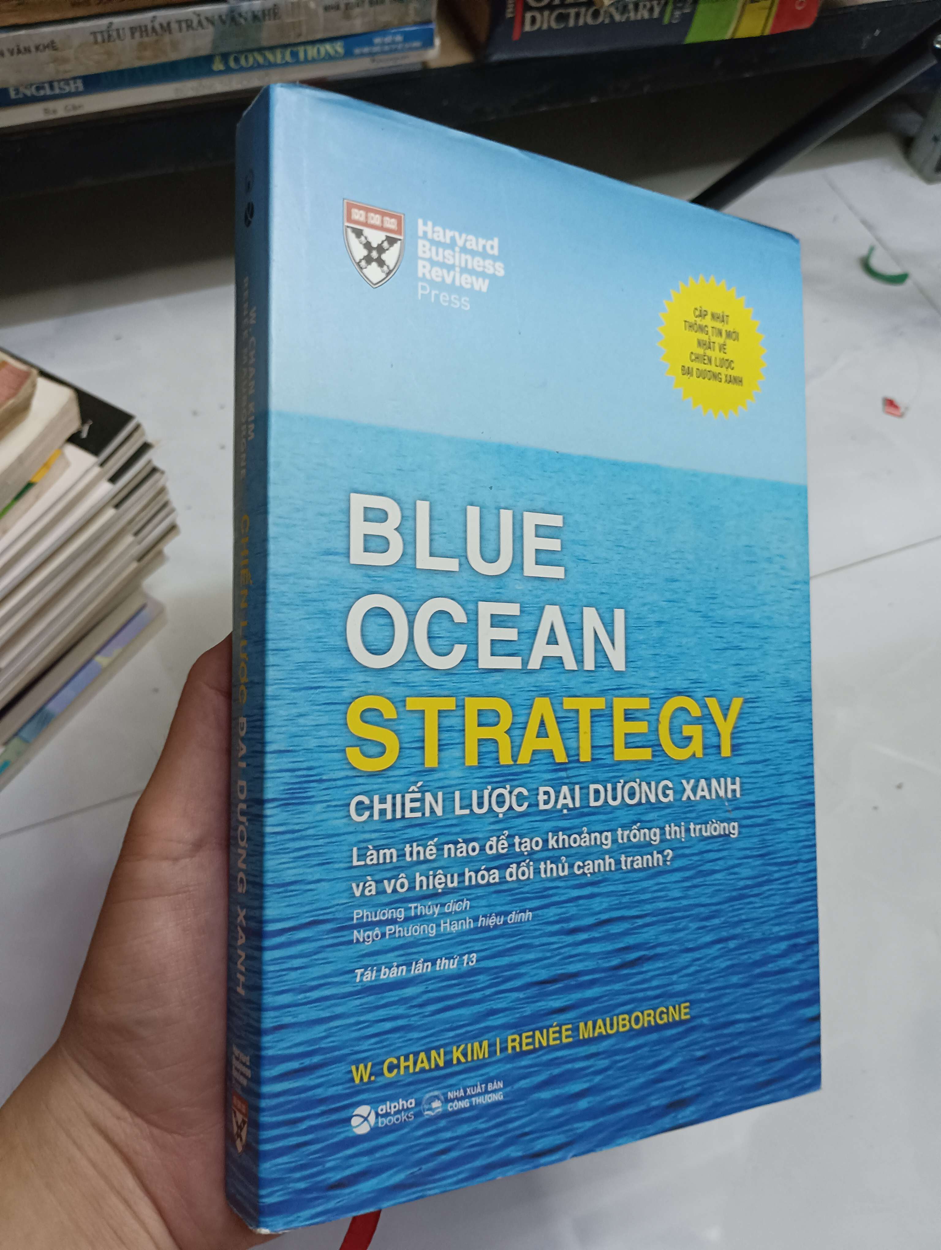 BLUE OCEAN STRATEGY: Chiến lược đại dương xanh - W. Chan Kim & Renée Mauborgne 2022 80% (Kinh doanh - Marketing) HCM