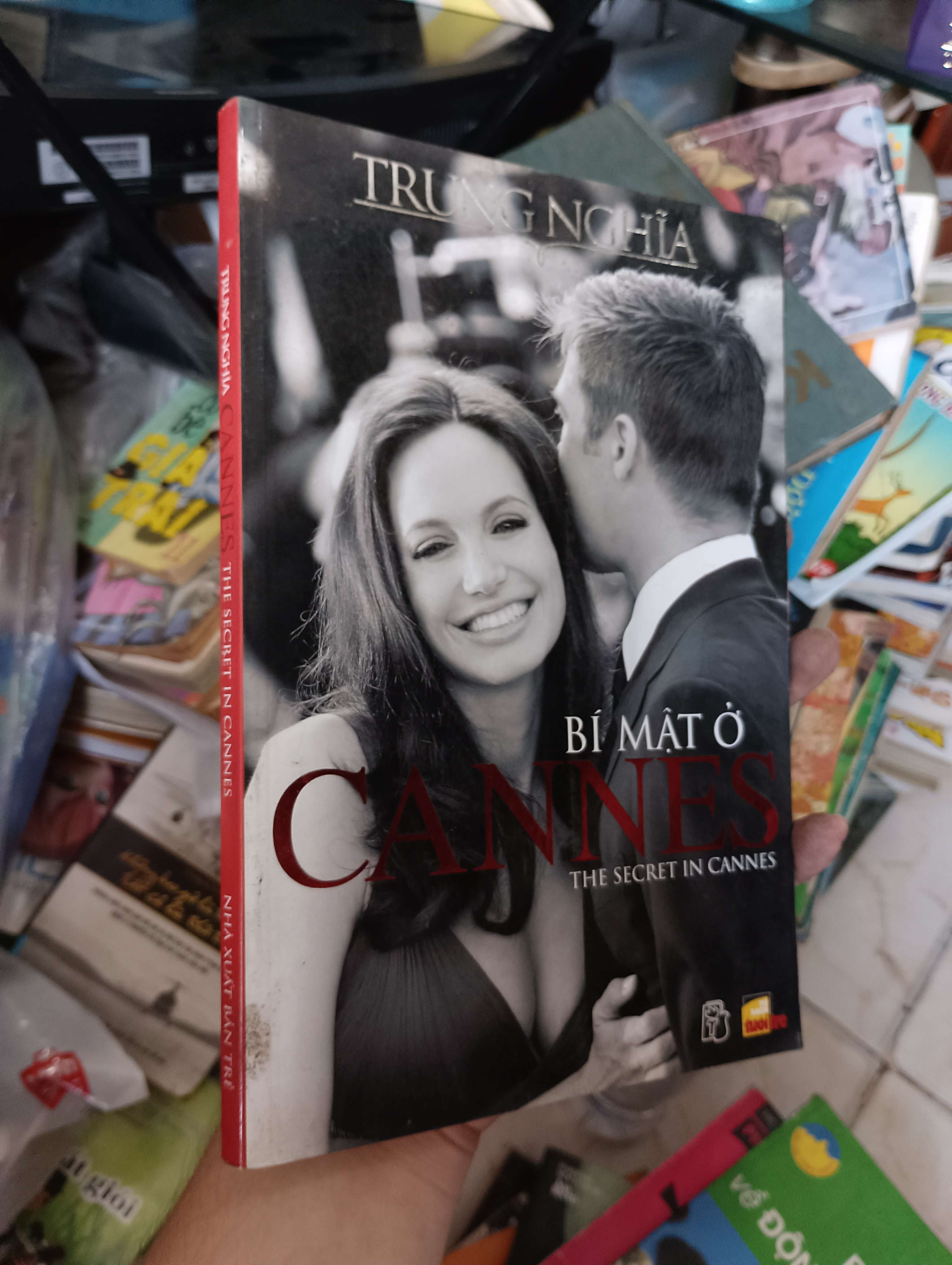 BÍ MẬT Ở CANNES (THE SECRET IN CANNES) - TRUNG NGHĨA 2009 (Sách văn học) KSX