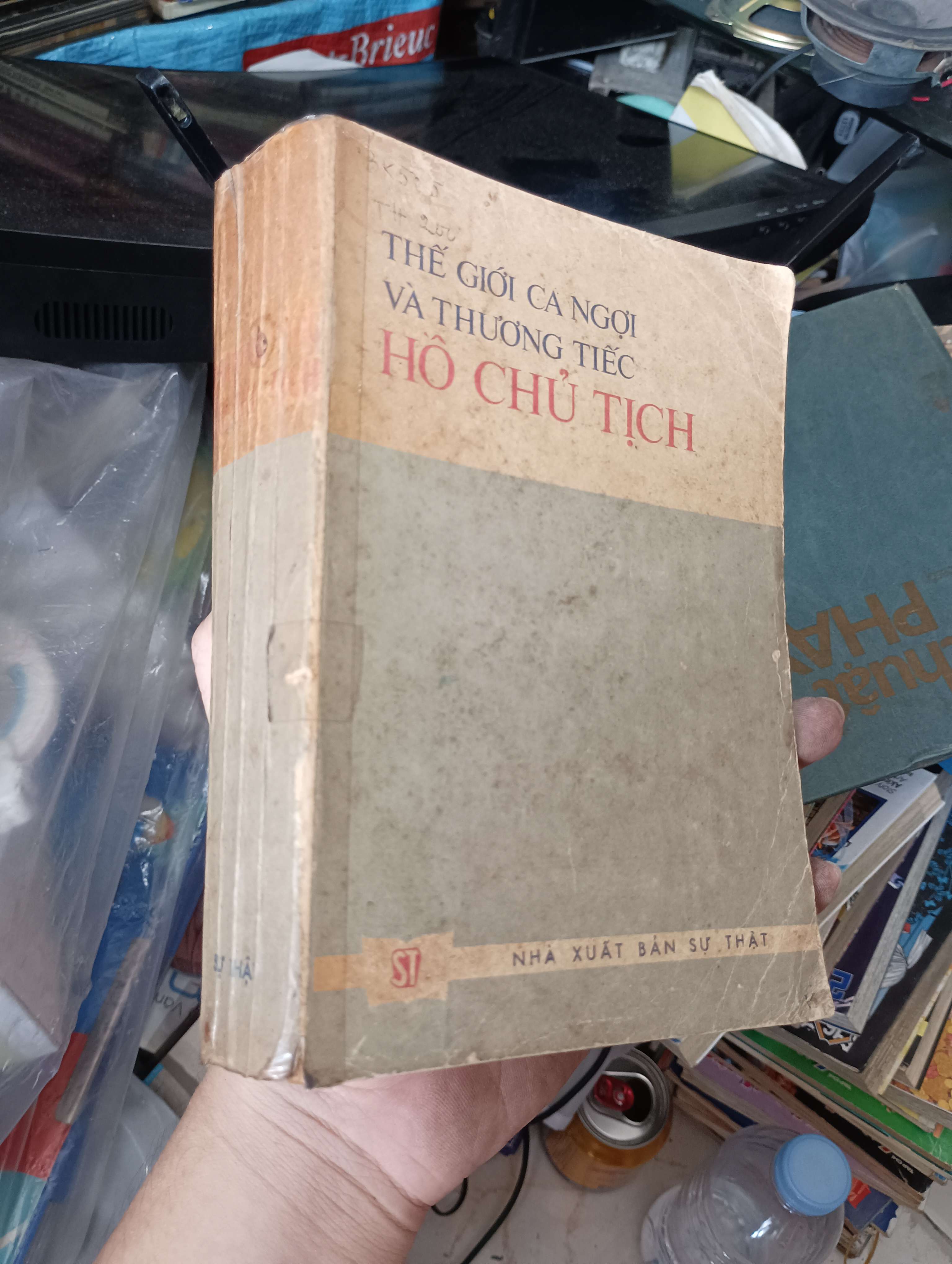 THẾ GIỚI CA NGỢI VÀ THƯƠNG TIẾC HỒ CHỦ TỊCH 1976 (Sách văn học) KSX