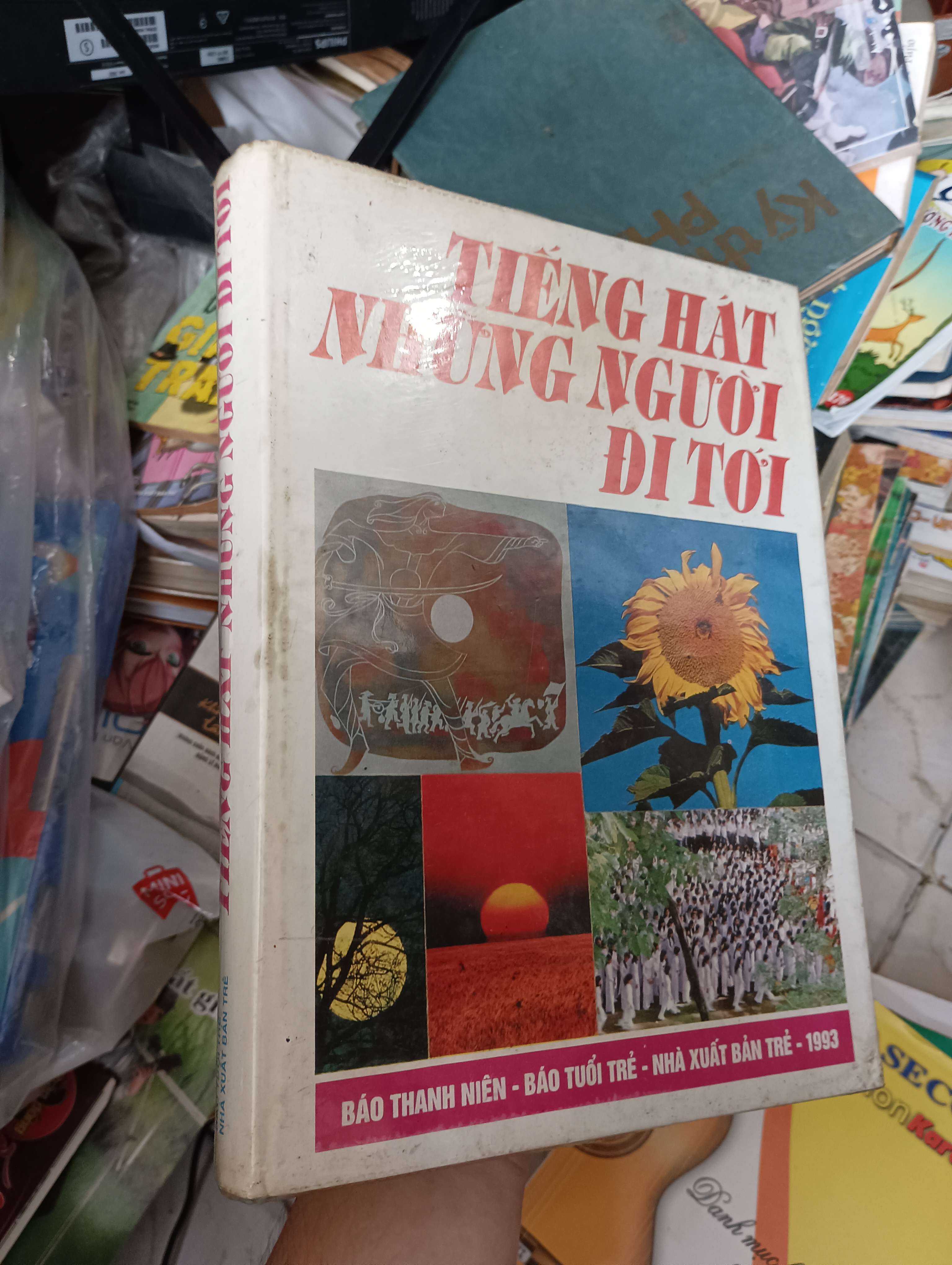 TIẾNG HÁT NHỮNG NGƯỜI ĐI TỚI - Trần Bạch Đằng 1993 (Sách văn học) KSX