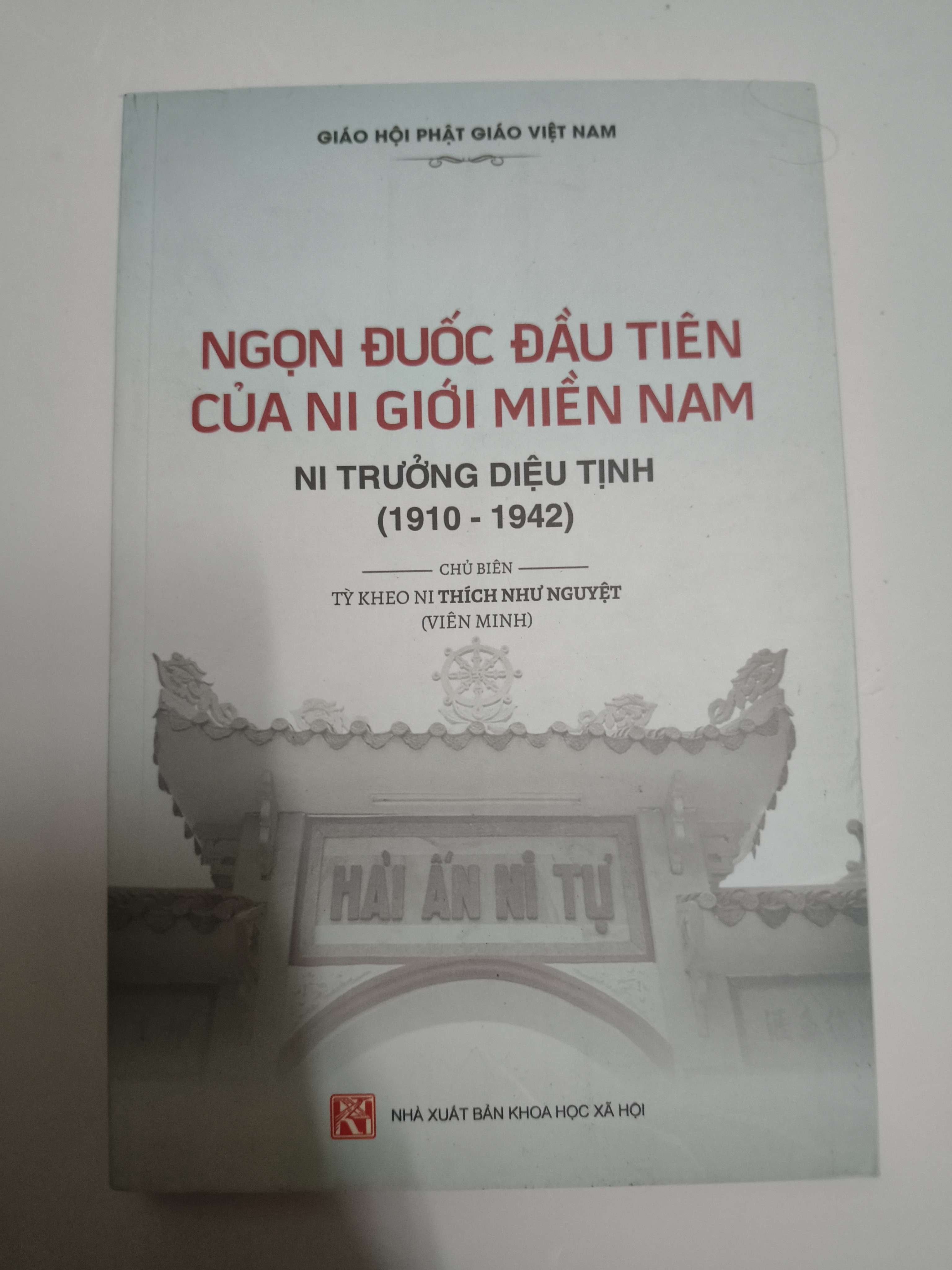 Ngọn đuốc đầu tiên của ni giới Miền Nam - Xb 2022 - 355 trang (Lịch sử Việt Nam) ANTQ