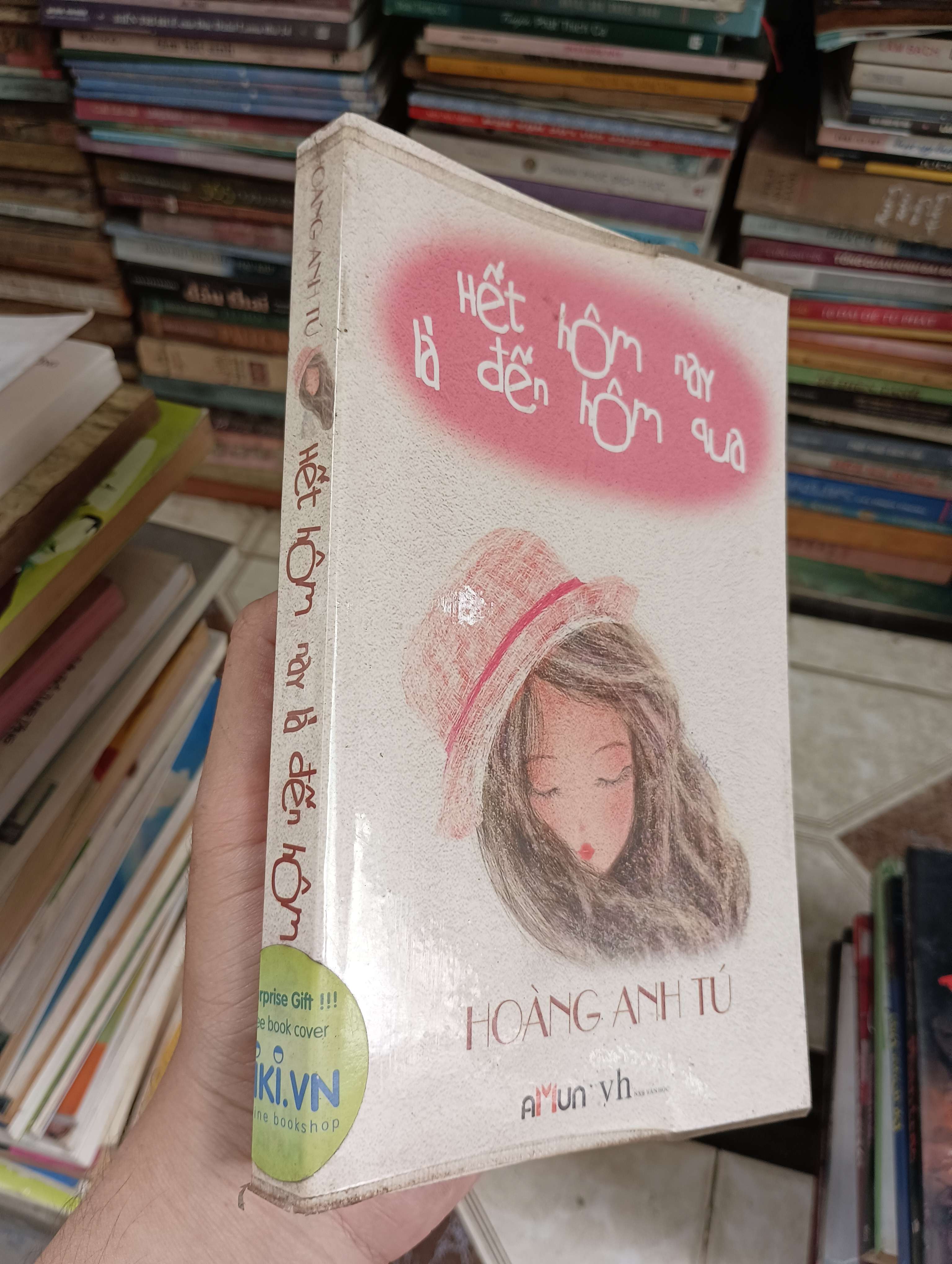 Hết hôm nay là đến hôm qua - Hoàng Anh Tú 2012 (Sách văn học) BGB