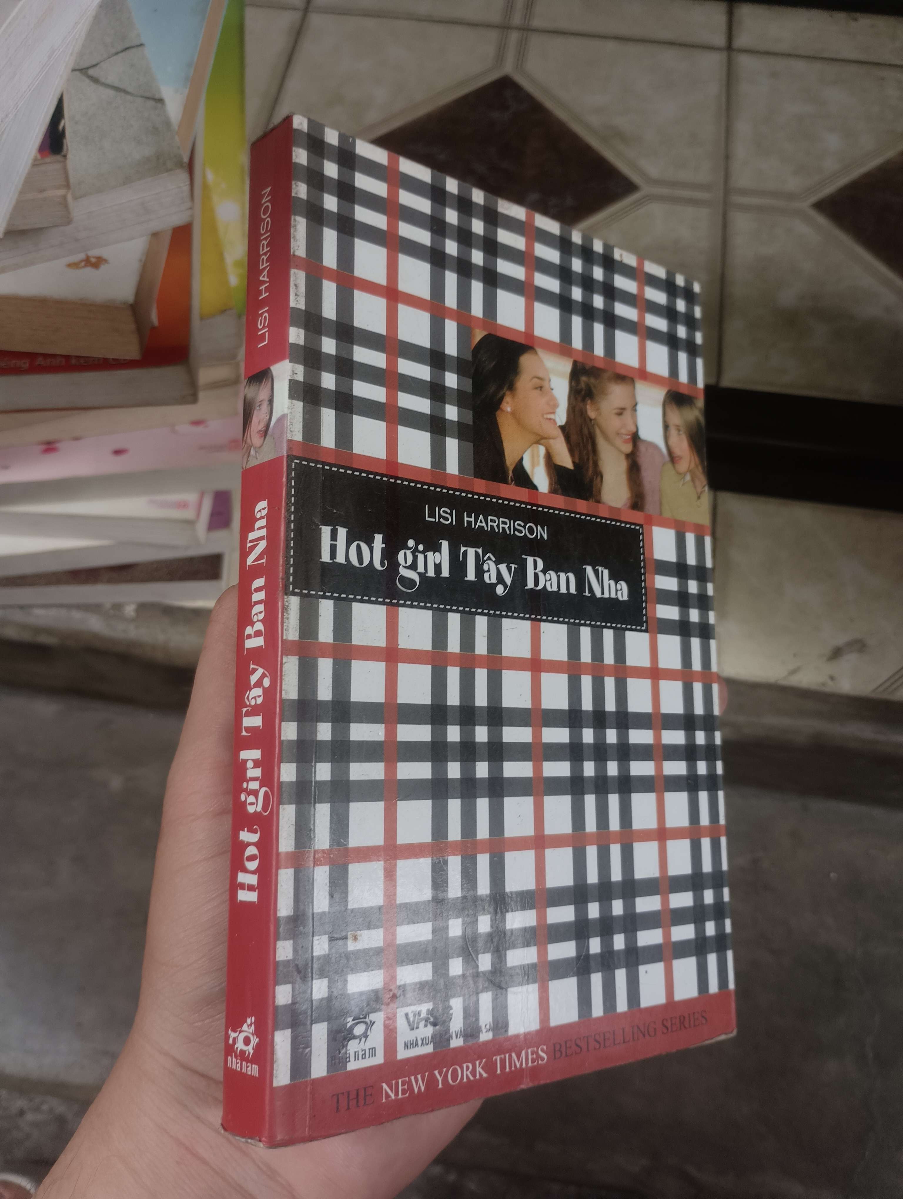 Hot girl Tây Ban Nha - Lisi Harrison 2010 (Tiểu Thuyết) BGB