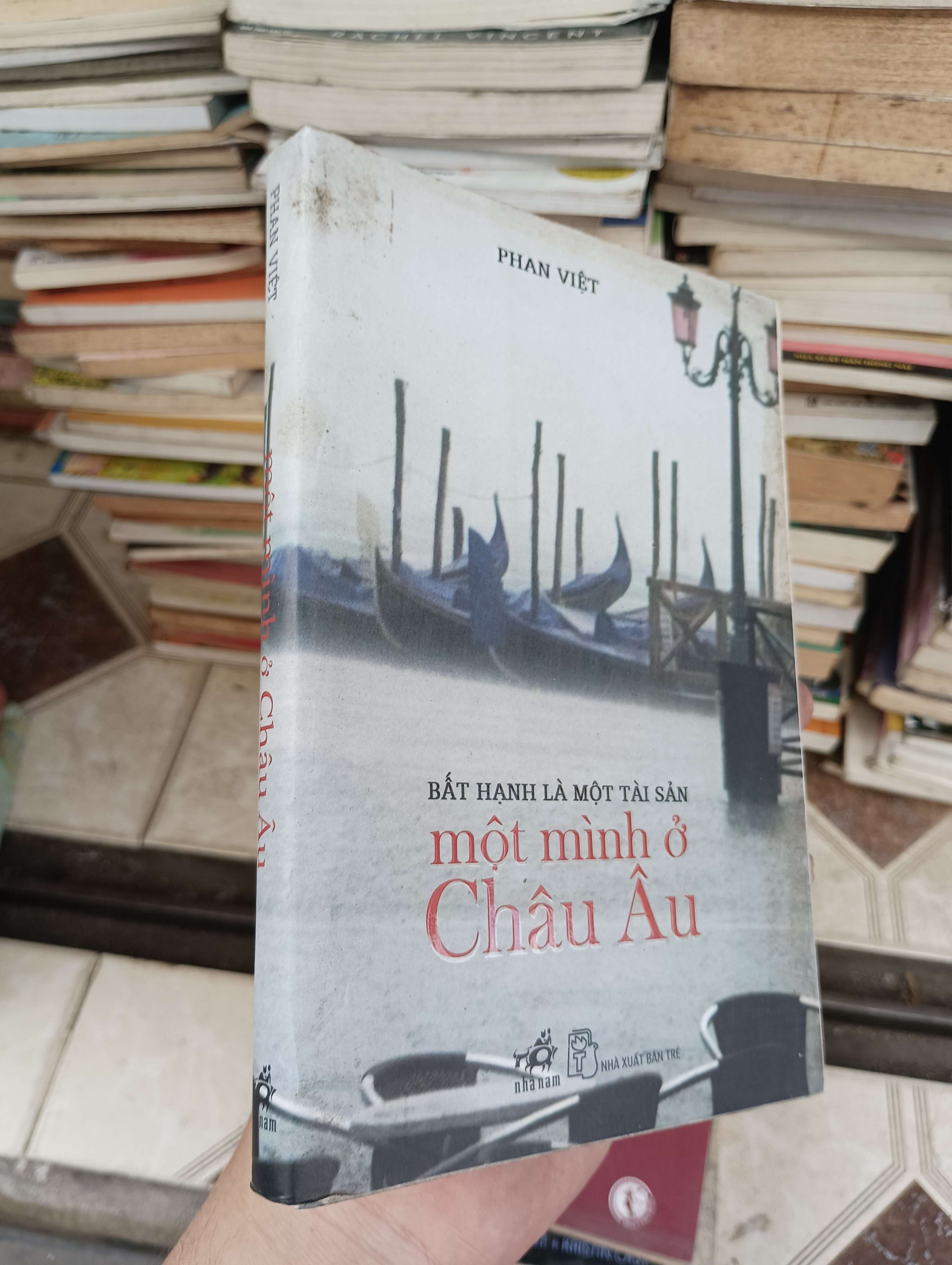 Bất Hạnh Là Một Tài Sản - Một Mình Ở Châu Âu - Phan Việt 2014 (Sách văn học) BGB