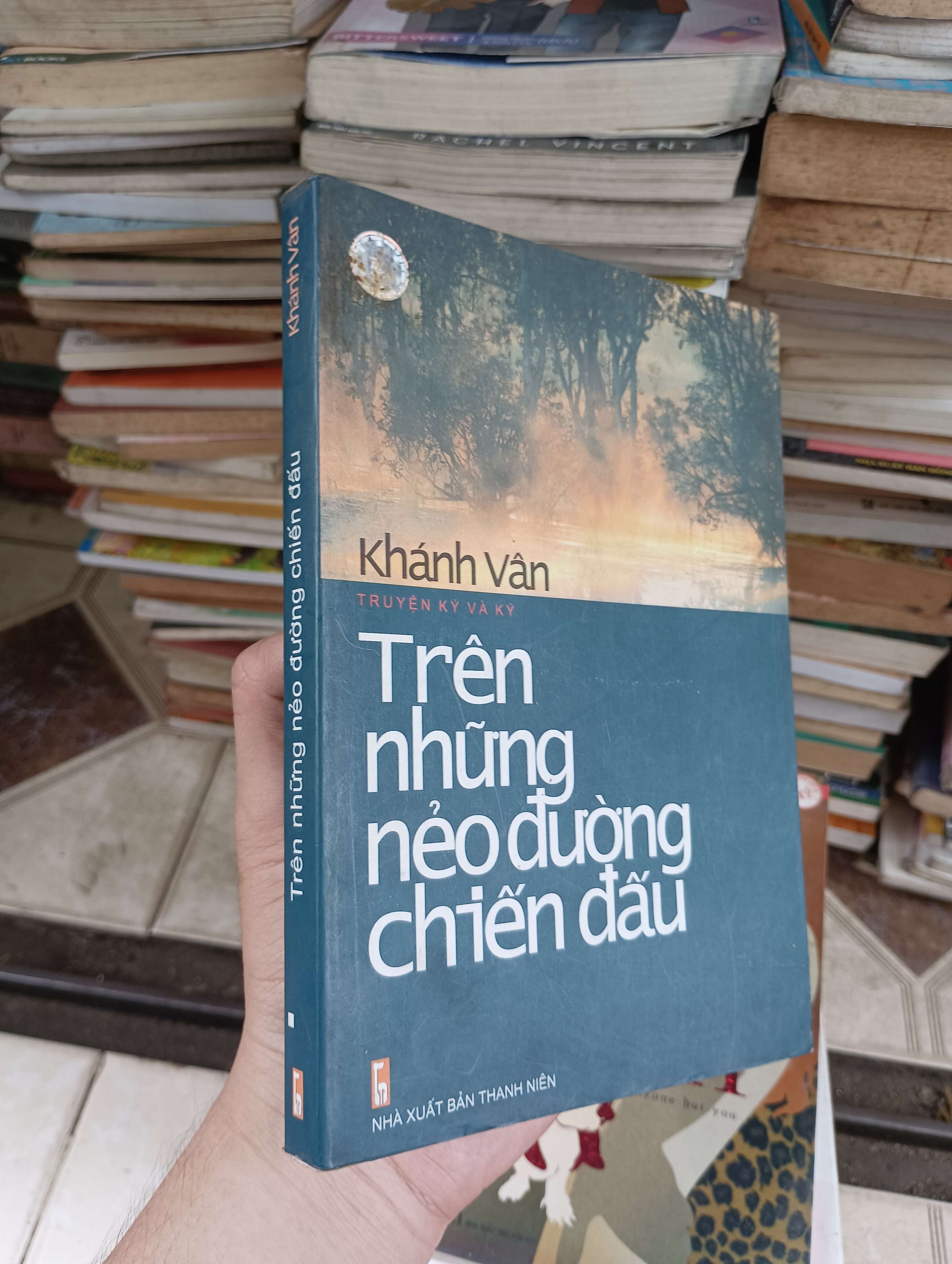 Trên những nẻo đường chiến đấu - Khánh Vân 2005 (Sách văn học) BGB