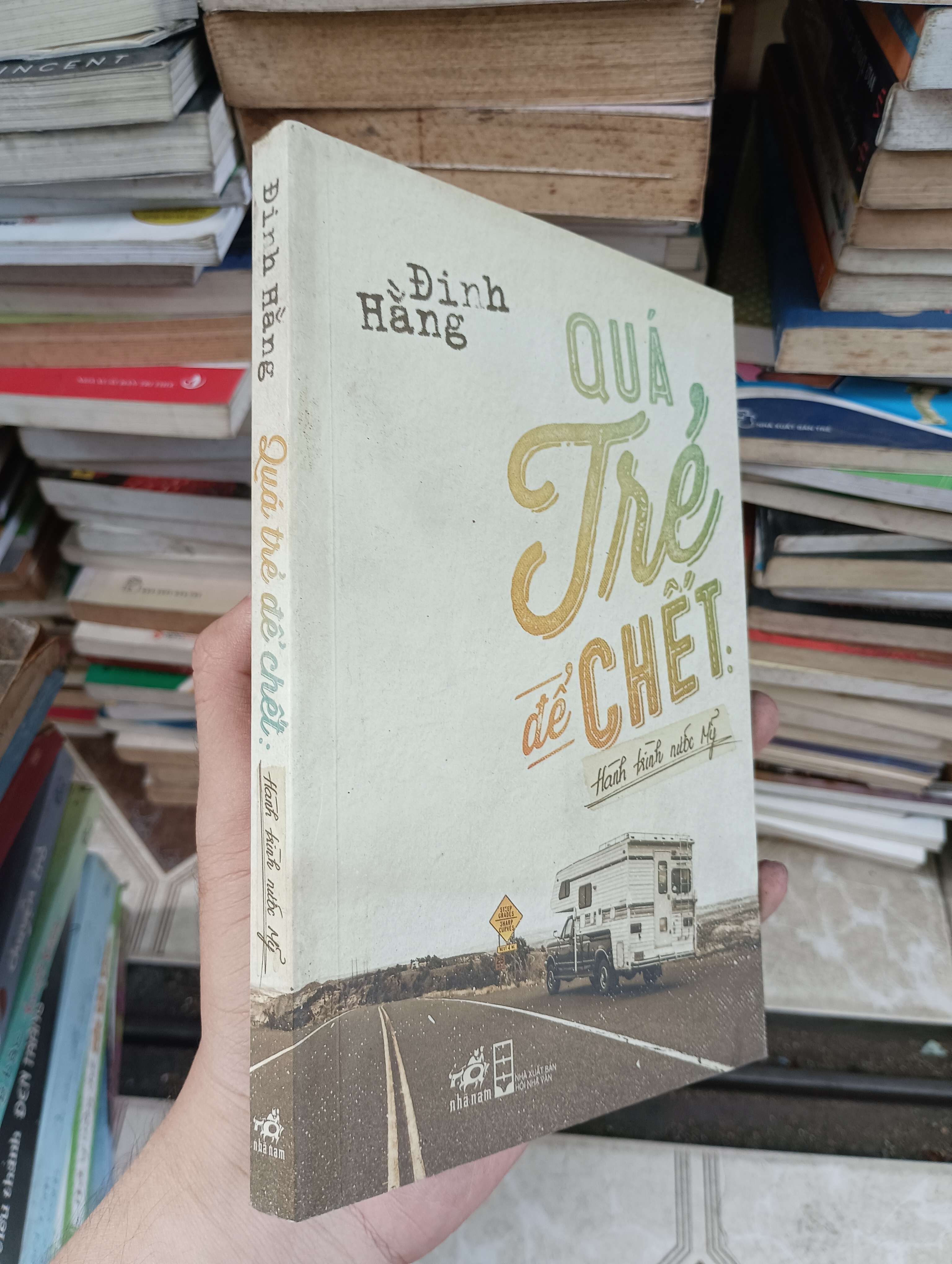 Quá trẻ để chết: Hành trình nước Mỹ - Đinh Hằng 2017 (Sách văn học) BGB