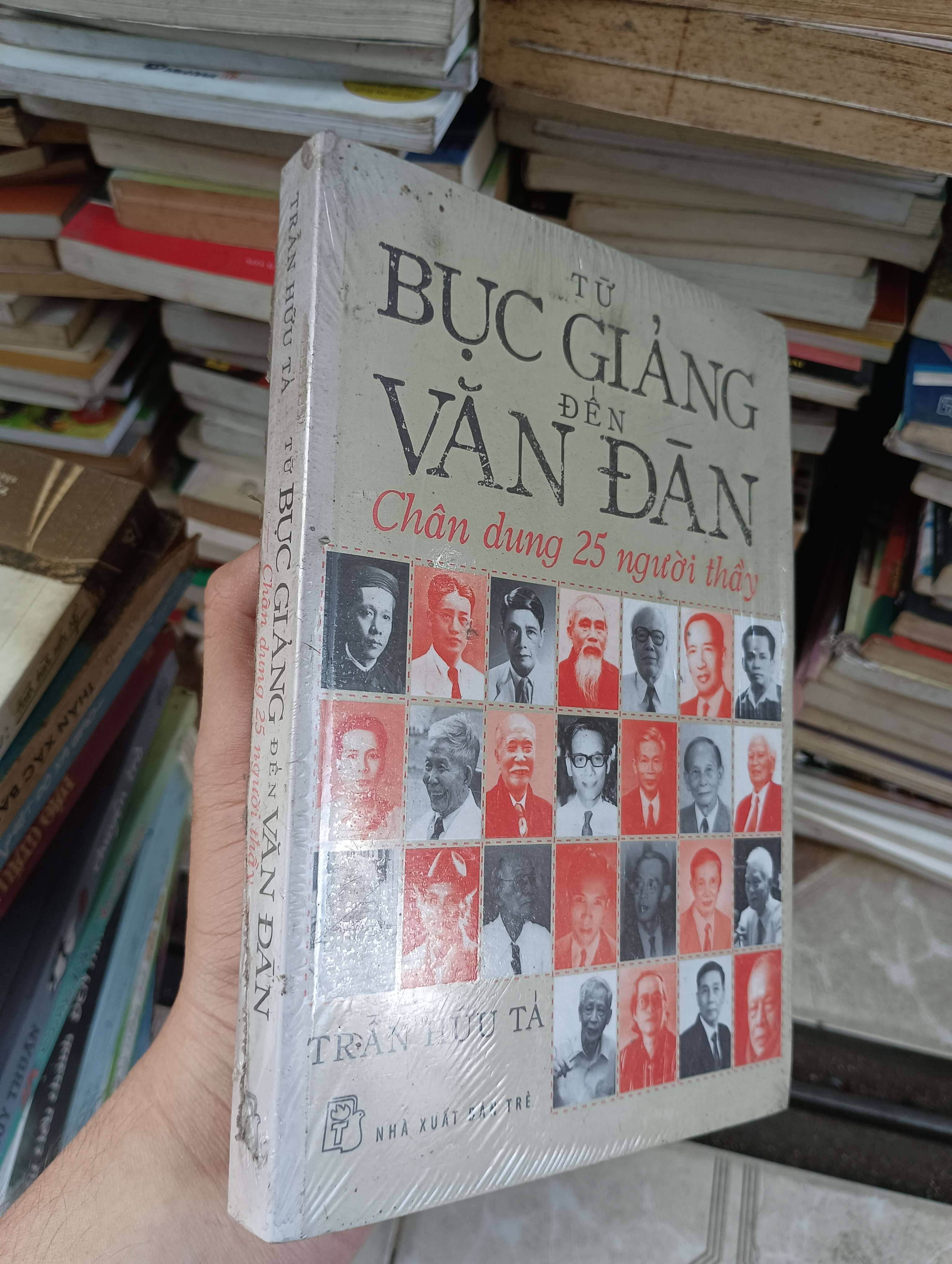 Từ Bục Giảng Đến Văn Đàn: 25 Chân Dung Người Thầy - Trần Hữu Tá (Sách văn học) BGB (HCM)