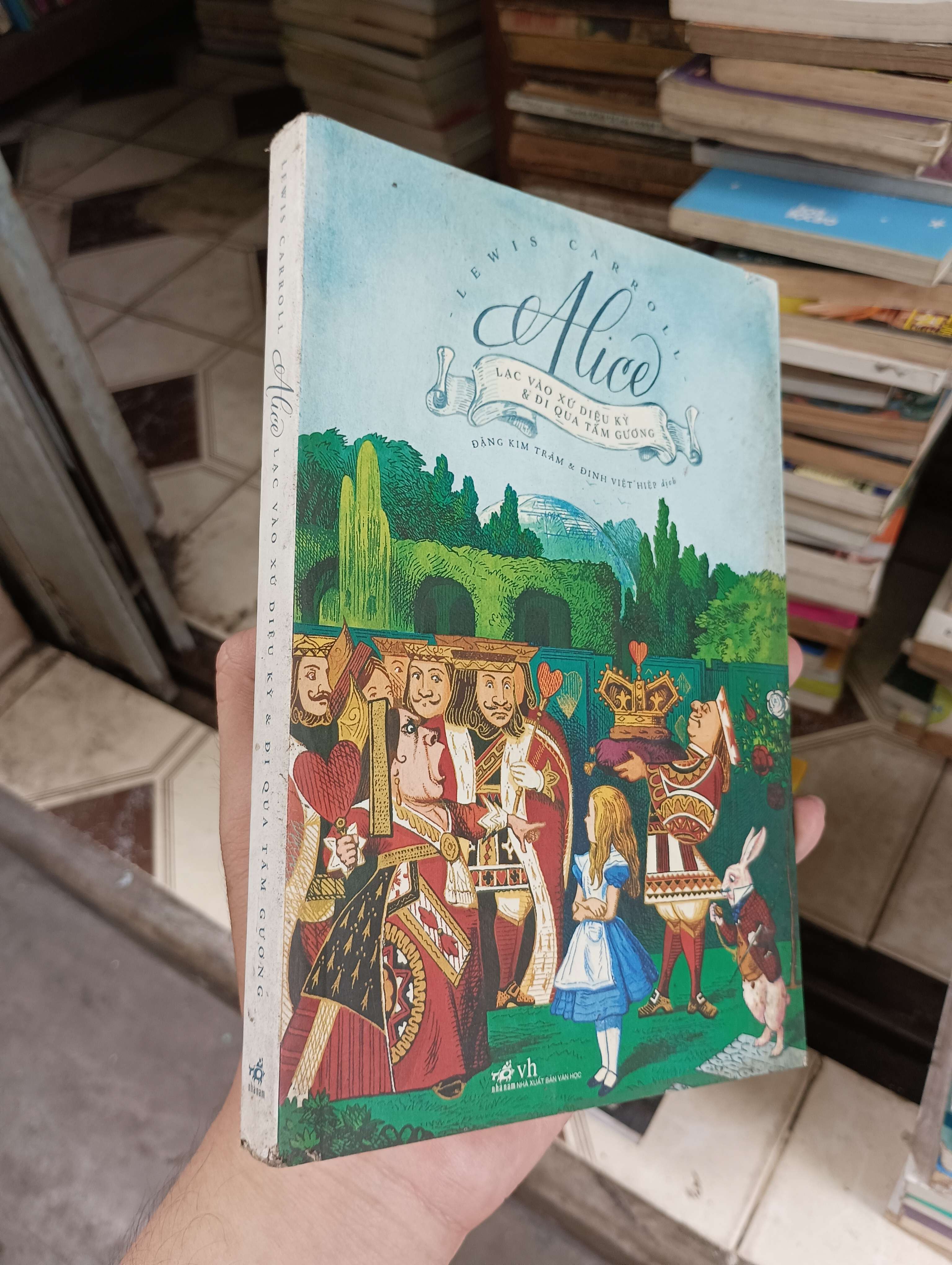 Alice Lạc Vào Xứ Diệu Kỳ Khi Đi Qua Tấm Gương - Lewis Carroll 2020 (Văn học nước ngoài) BGB