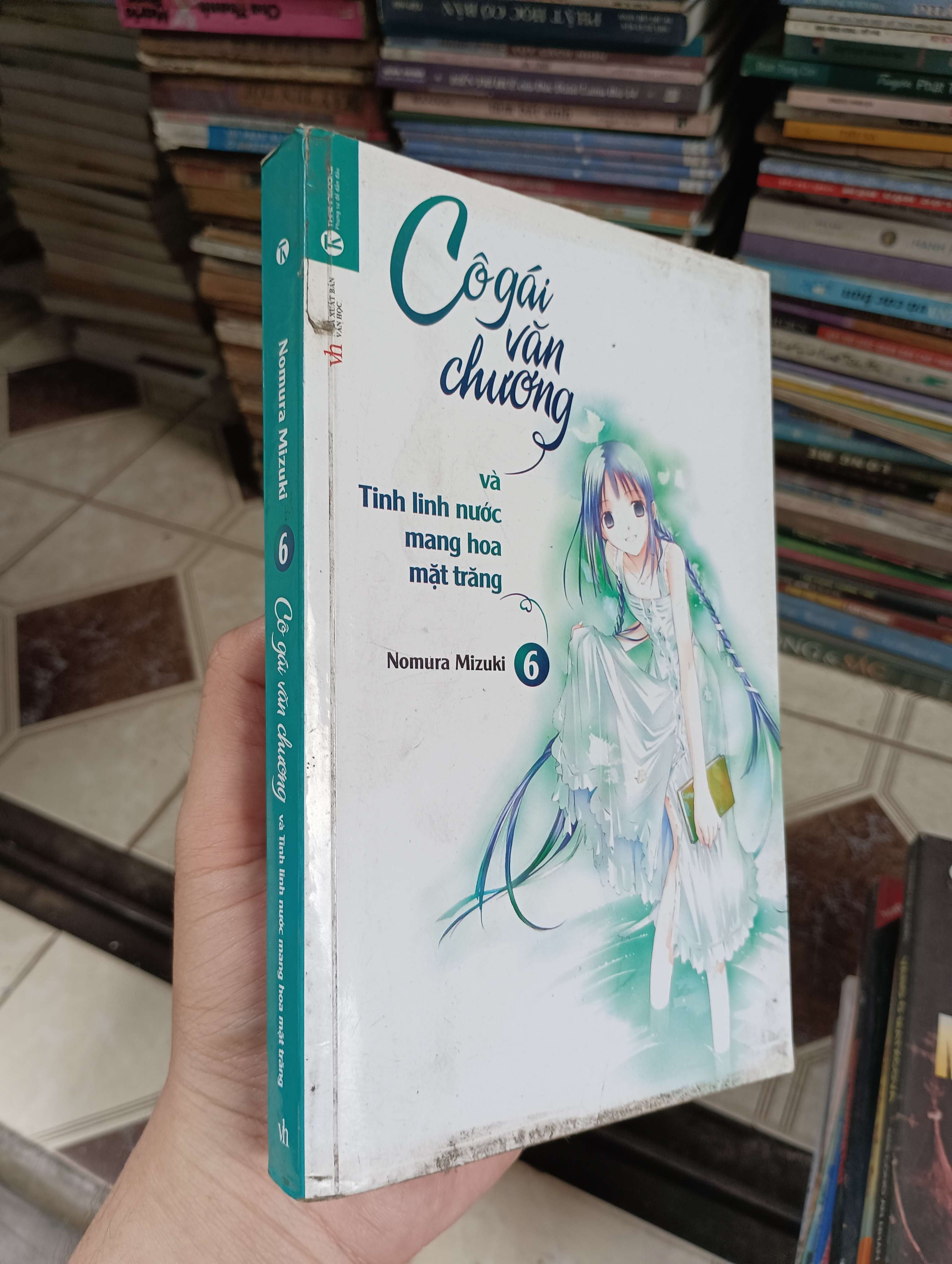 Cô gái văn chương và tinh linh nước mang hoa mặt trăng (Tập 6) - Nomura Mizuki 2014 (Light Novel) BGB