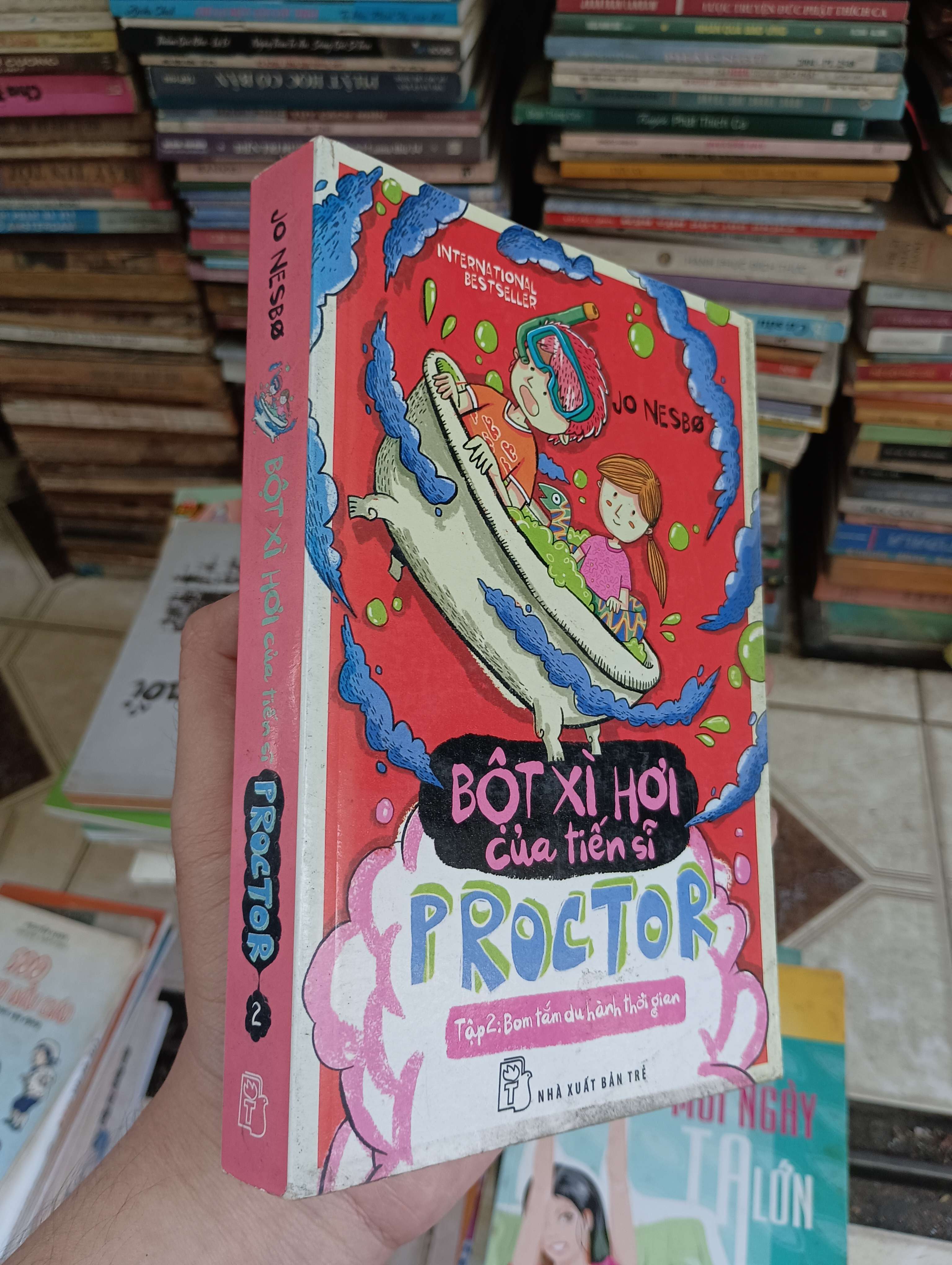 Bột Xì Hơi của Tiến Sĩ Proctor Tập 2: Bom tắm du hành thời gian - Jo Nesbø 2014 (Sách thiếu nhi) BGB