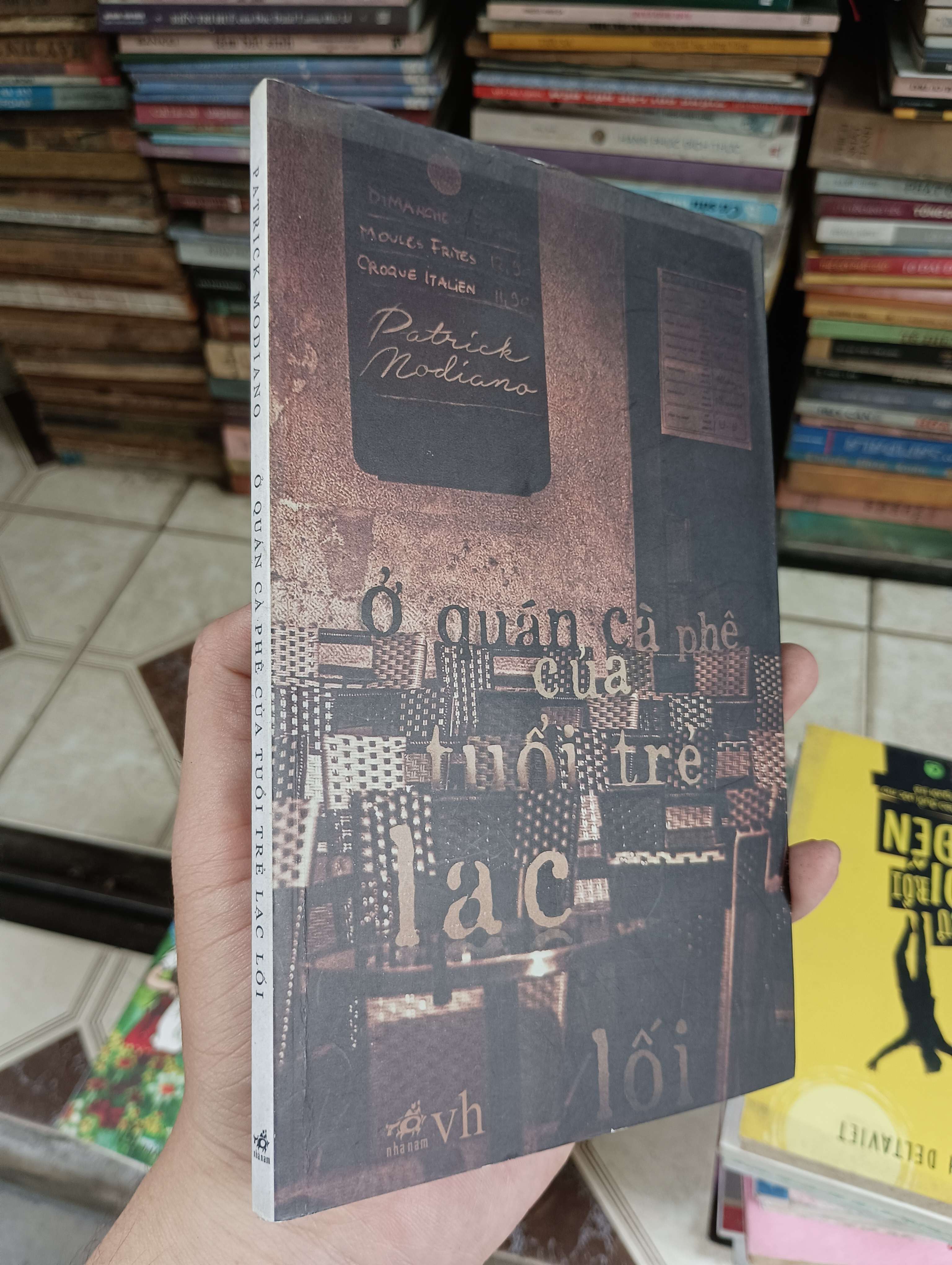 Ở quán cà phê của tuổi trẻ lạc lối - Patrick Modiano 2015 (Văn học nước ngoài) BGB