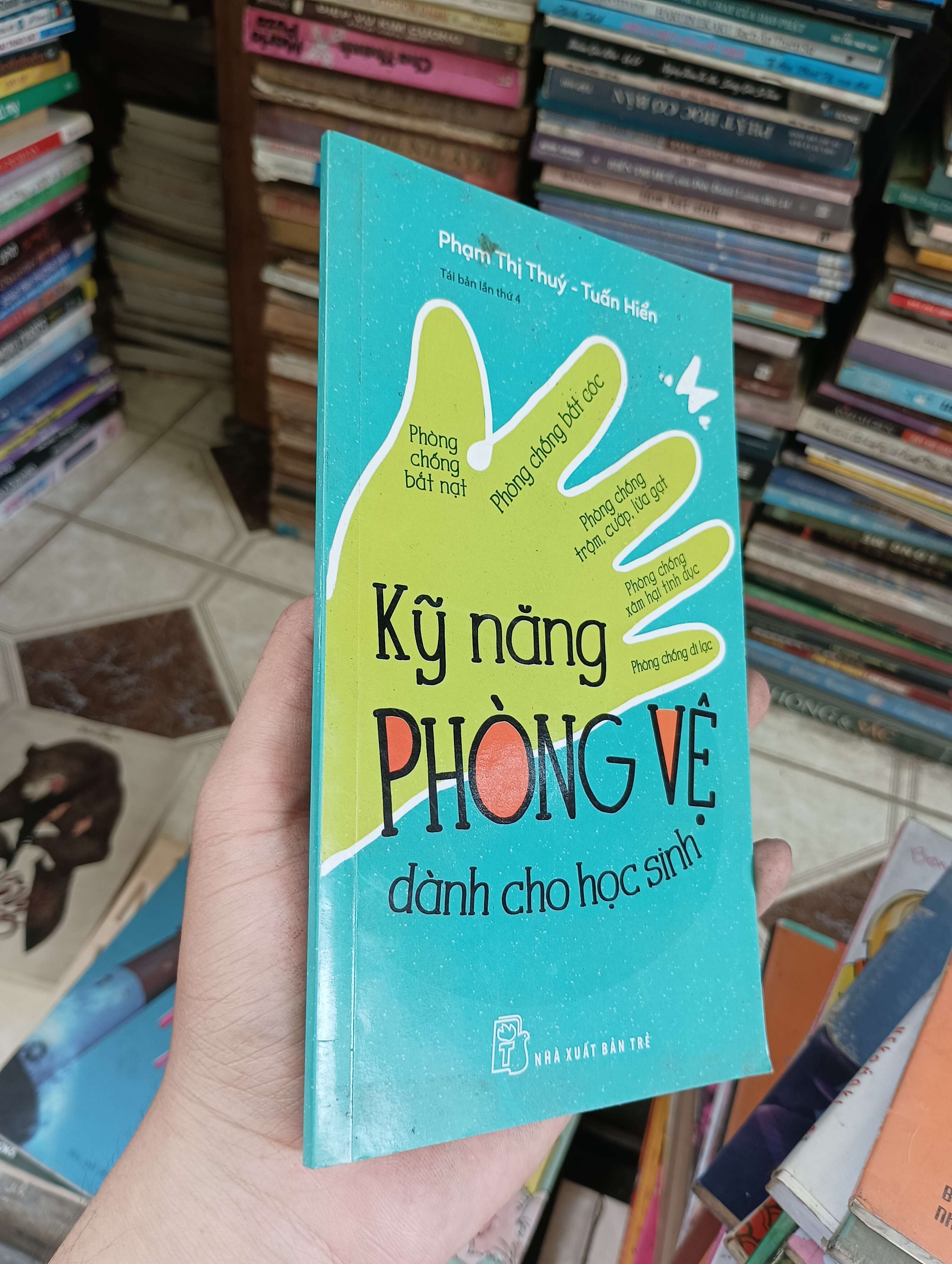 Kỹ năng phòng vệ dành cho học sinh - Phạm Thị Thúy & Tuấn Hiền 2017 (Sách kiến thức tổng hợp) BGB