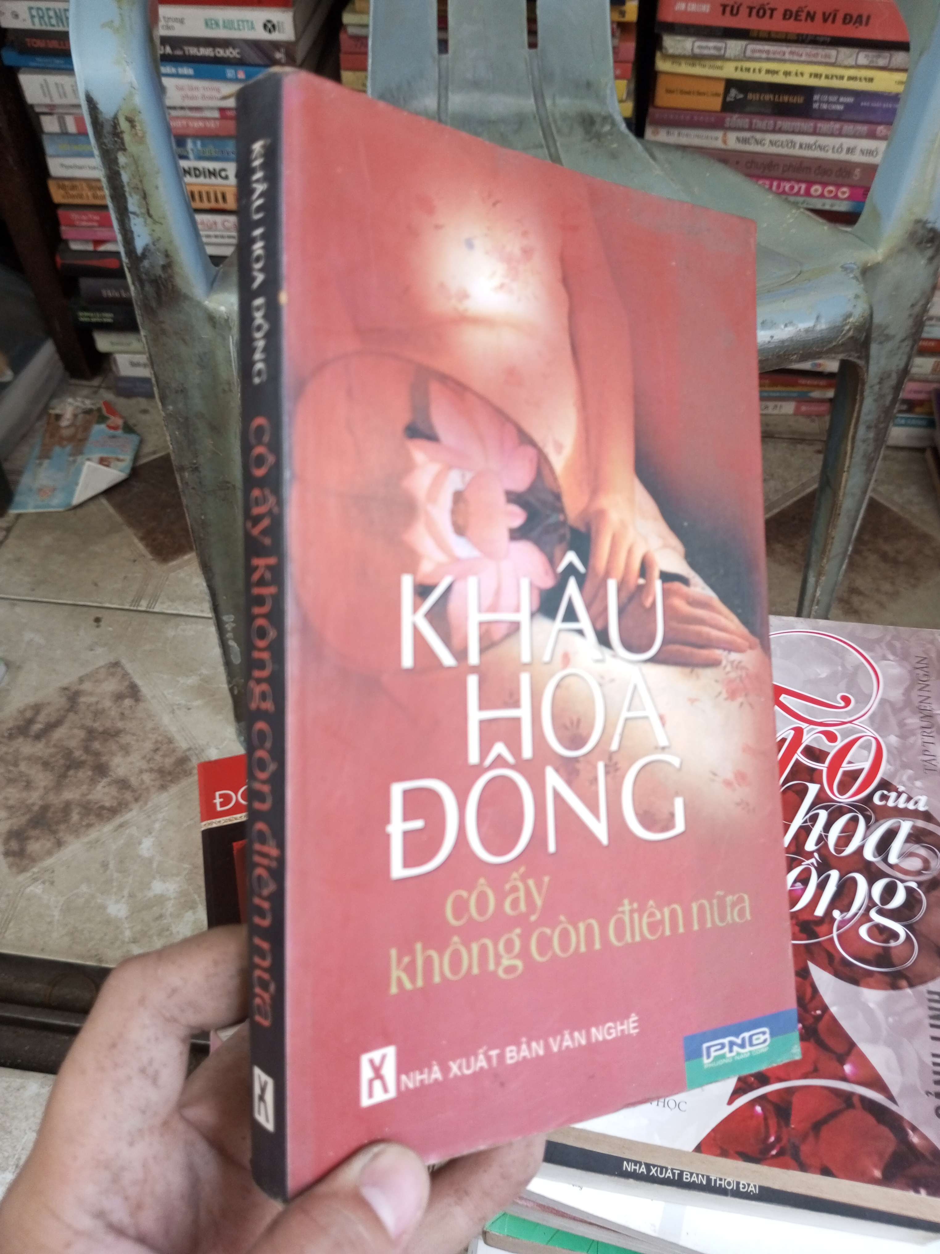 Cô ấy không còn điên nữa - Khâu Hoa Đông 2006 mới 80% ố (Tiểu Thuyết) BGB