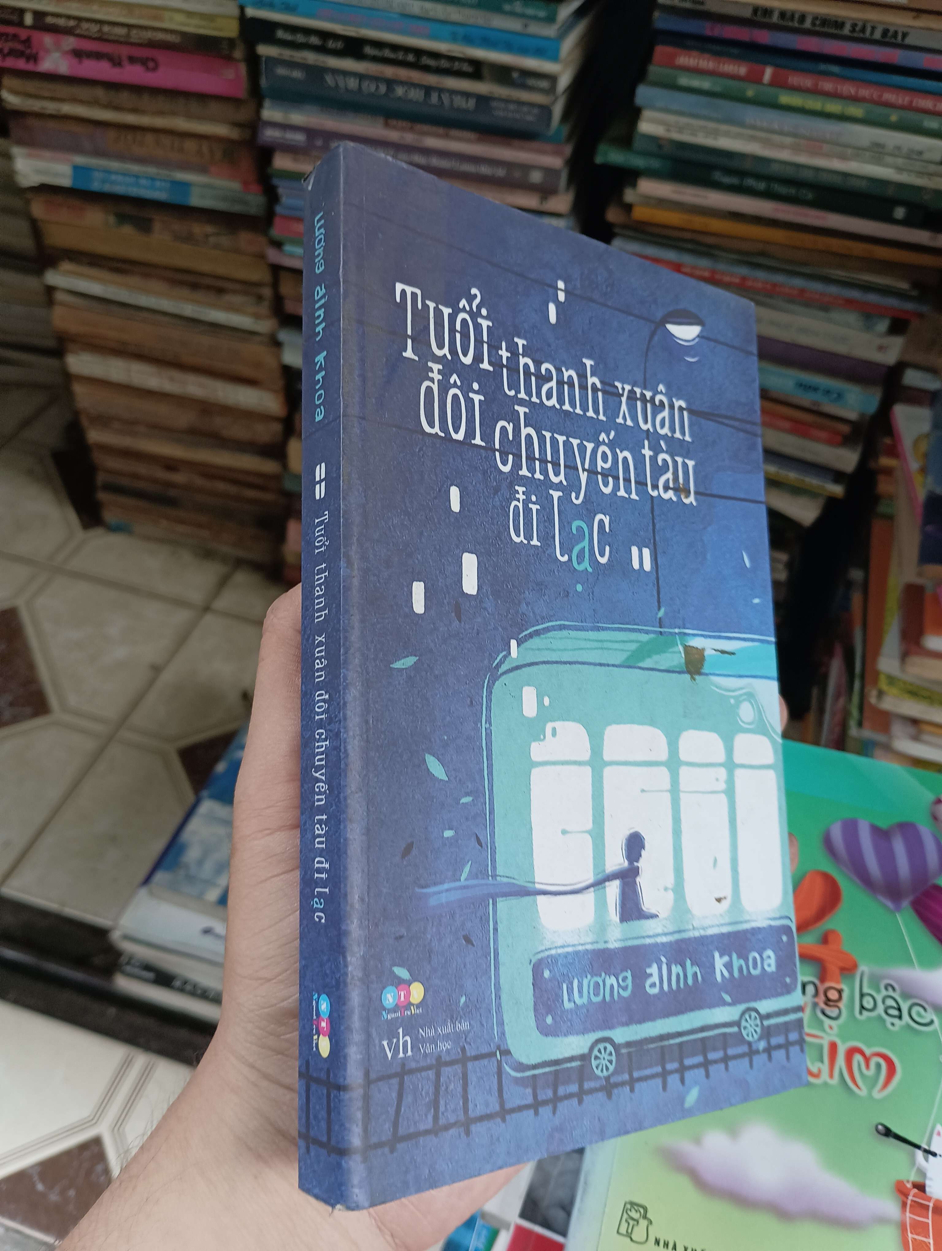 Tuổi thanh xuân đôi chuyến tàu đi lạc - Lương Đình Khoa 2014 (Sách văn học) BGB