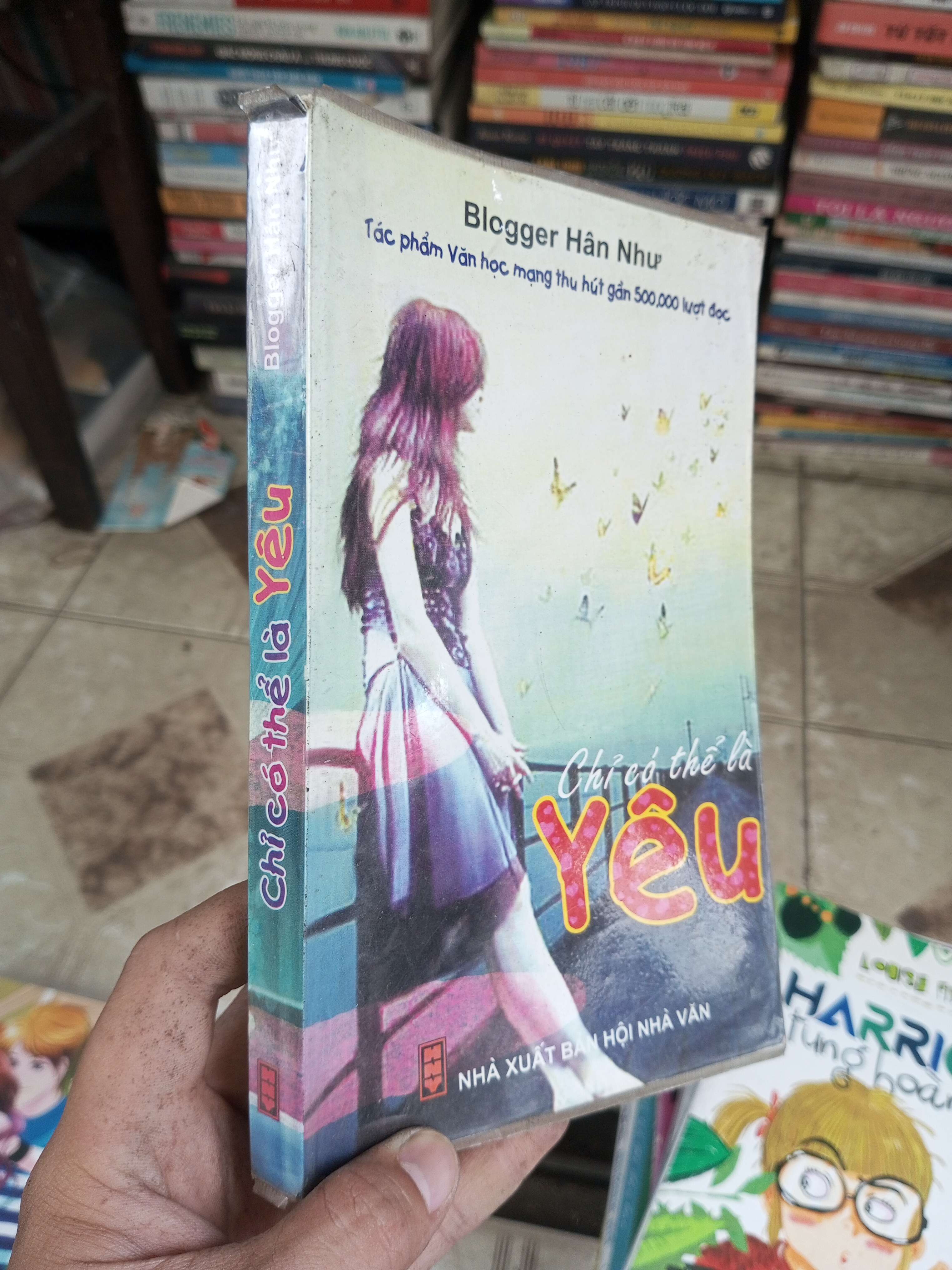 Chỉ có thể là Yêu - Blogger Hân Như 2011 mới 80% ố (Sách văn học) BGB