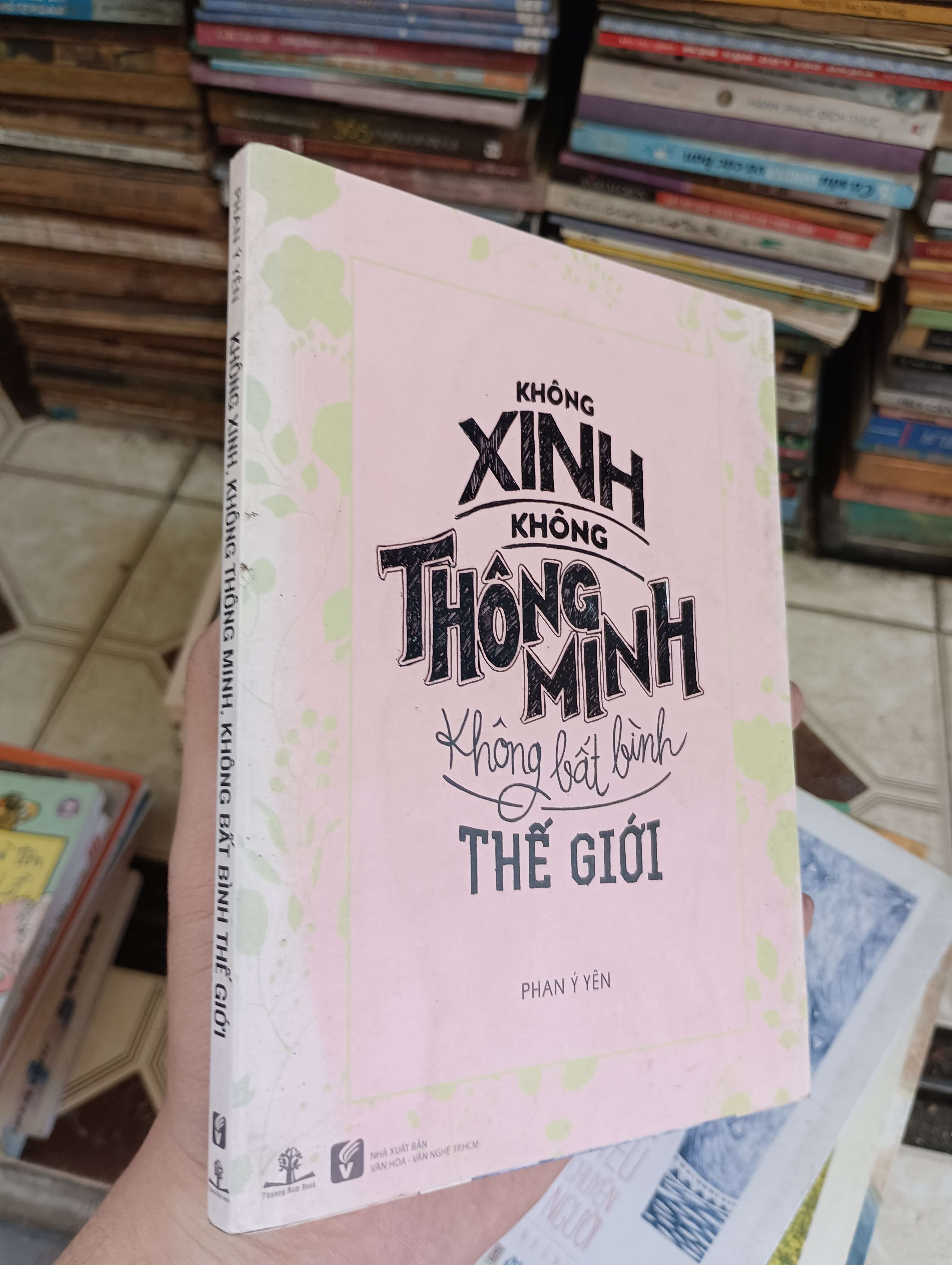 Không xinh, không thông minh, không bất bình thế giới - Phan Ý Yên 2016 (Tiểu Thuyết) BGB (NSX)