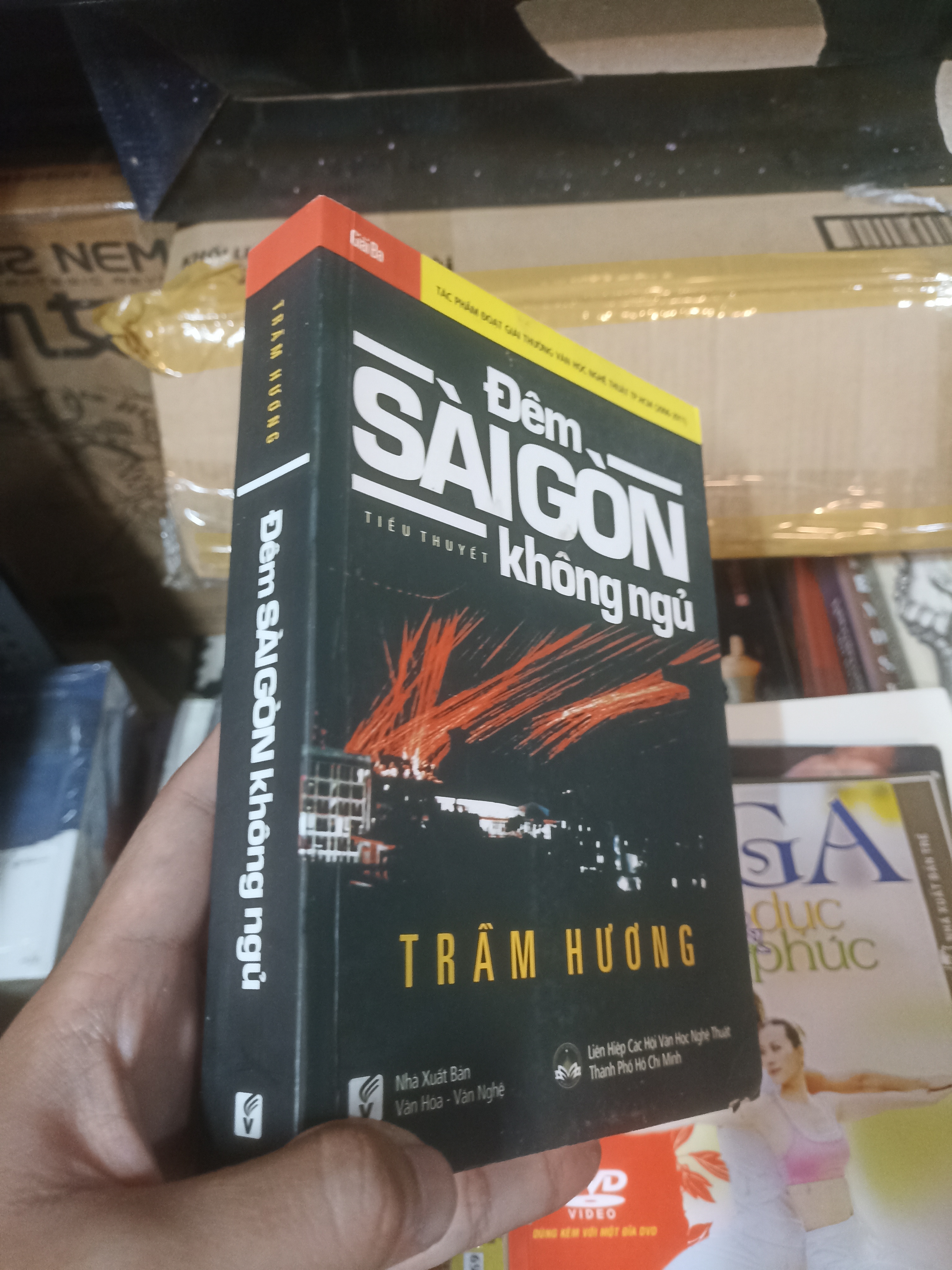 Đêm Sài Gòn không ngủ - Trầm Hương (Sách văn học) NSX