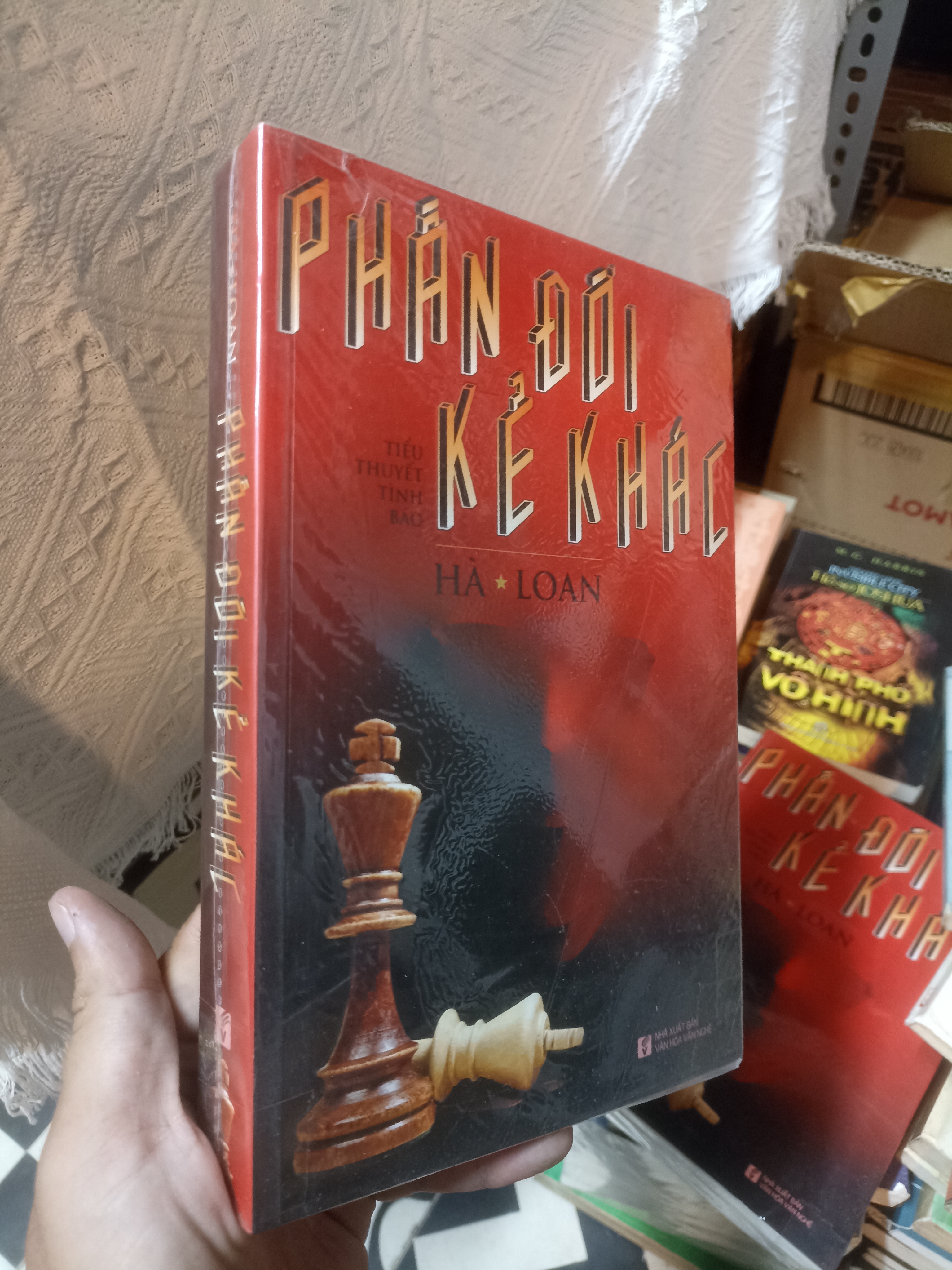 Phản đối kẻ khác - Hà Loan (Sách văn học) NSX