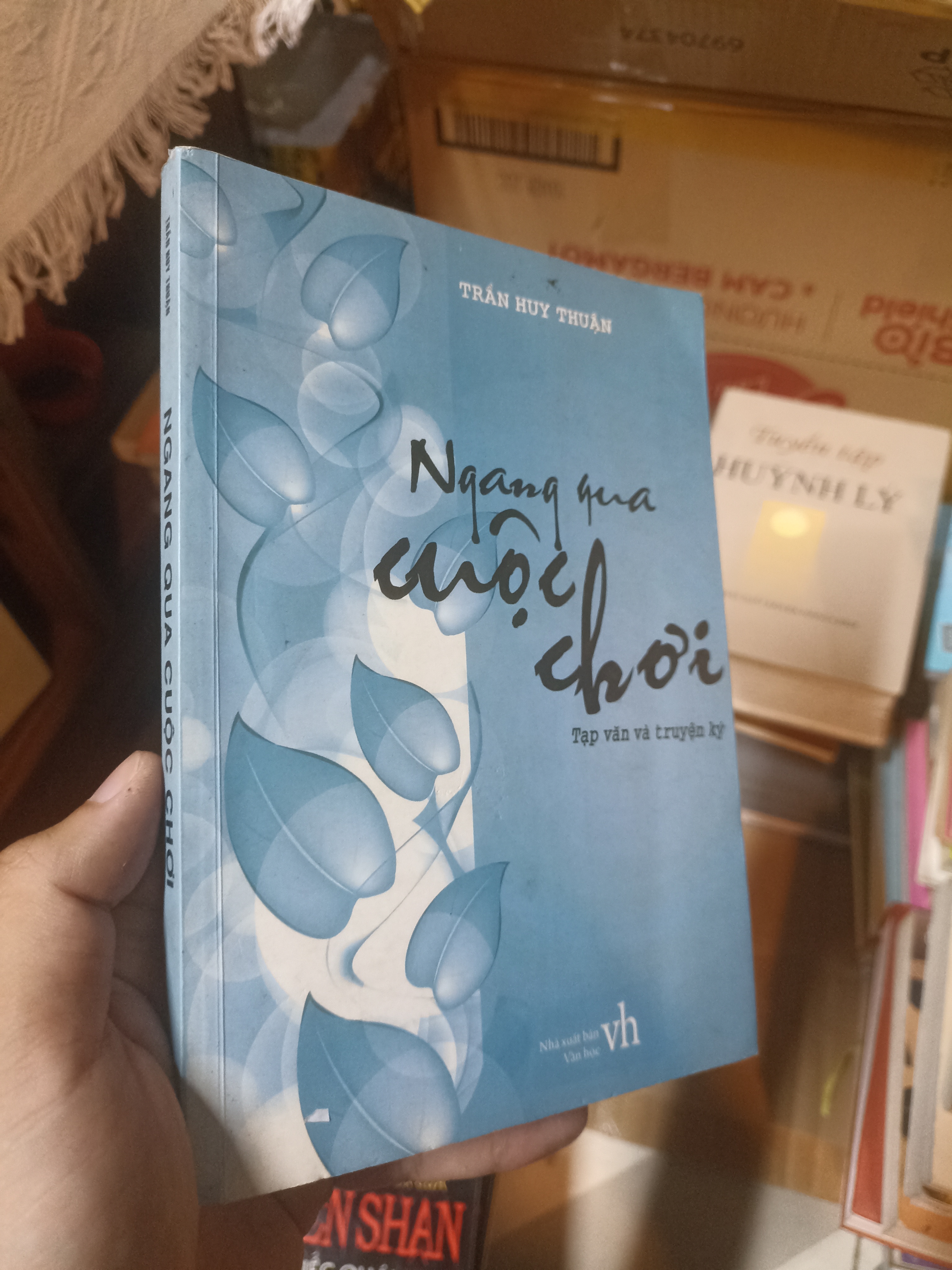 Ngang qua cuộc chơi - Trần Huy Thuận (Sách văn học) NSX