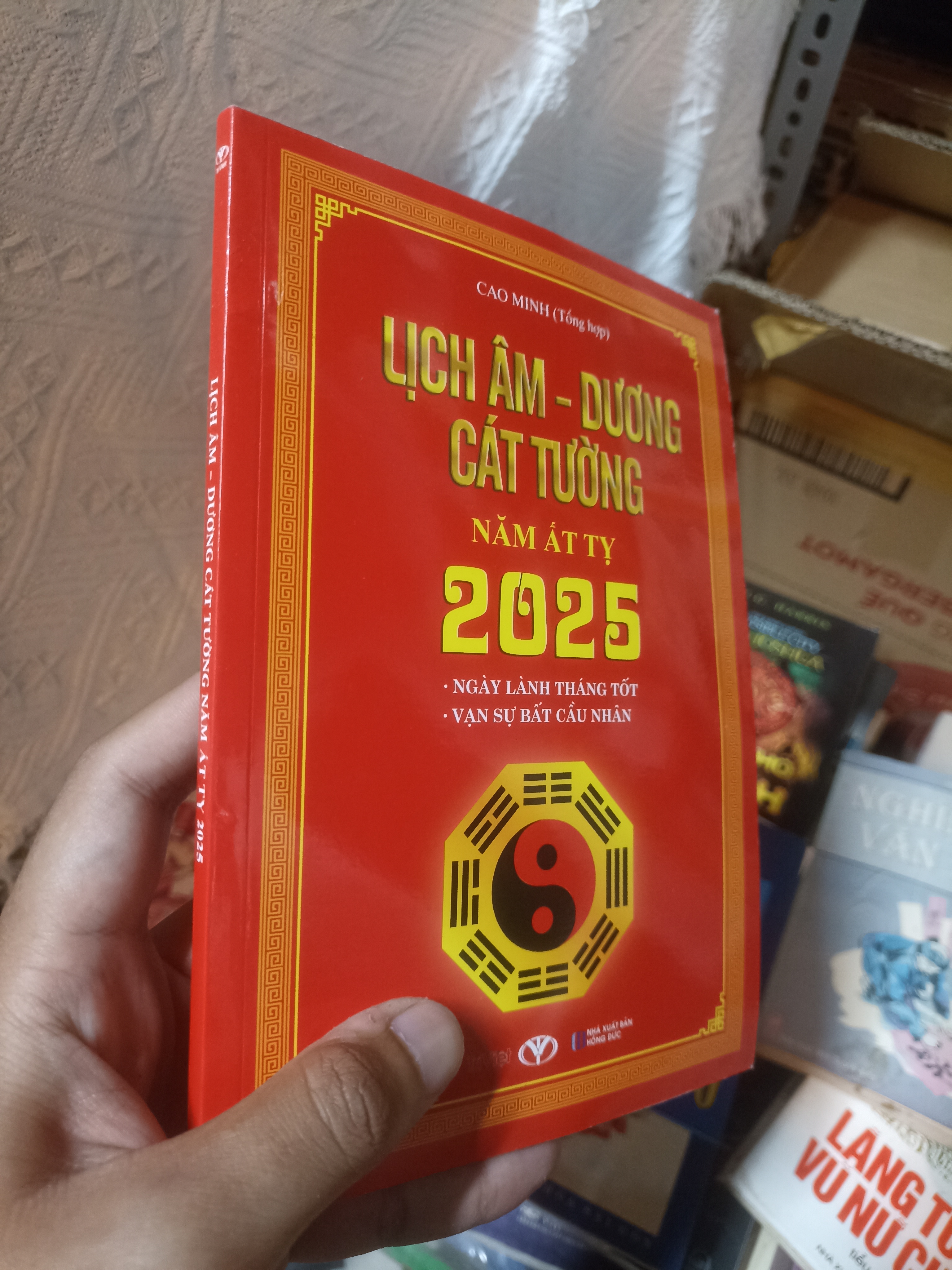 Lịch âm dương cát tường năm Ất Tỵ 2025 (Sách tôn giáo - tâm linh) NSX