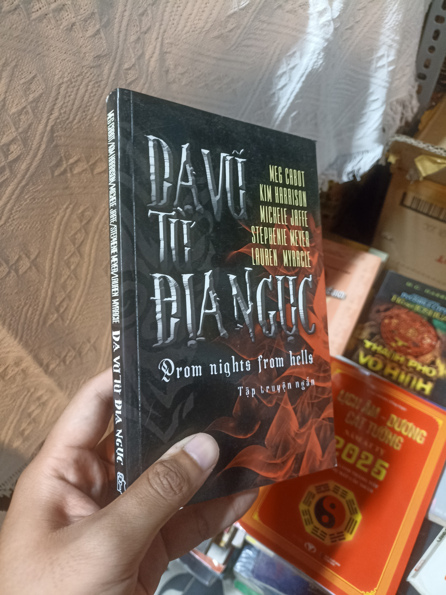 Dạ vũ từ địa ngục - Meg Cabot (Sách văn học) NSX
