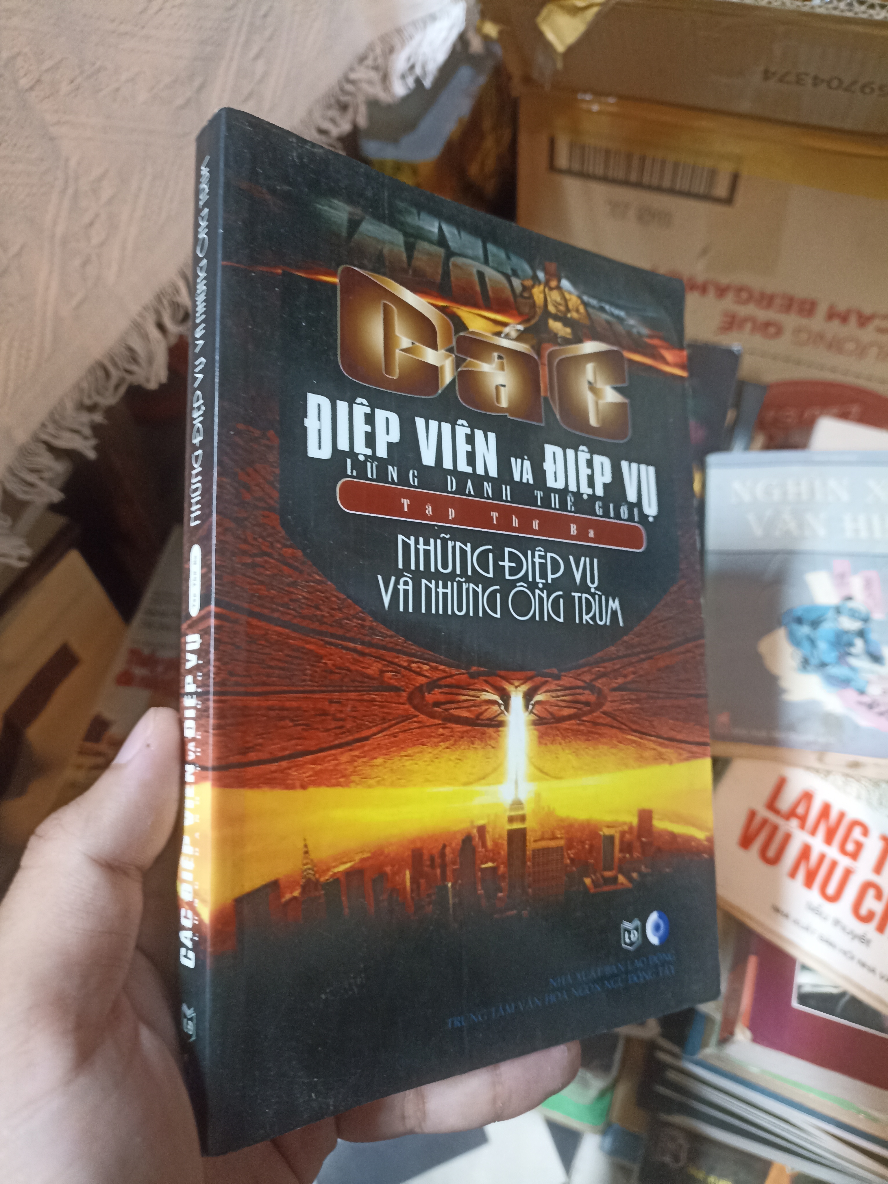 Các điệp viên và điệp vụ lừng danh thế giới (Sách văn học) NSX
