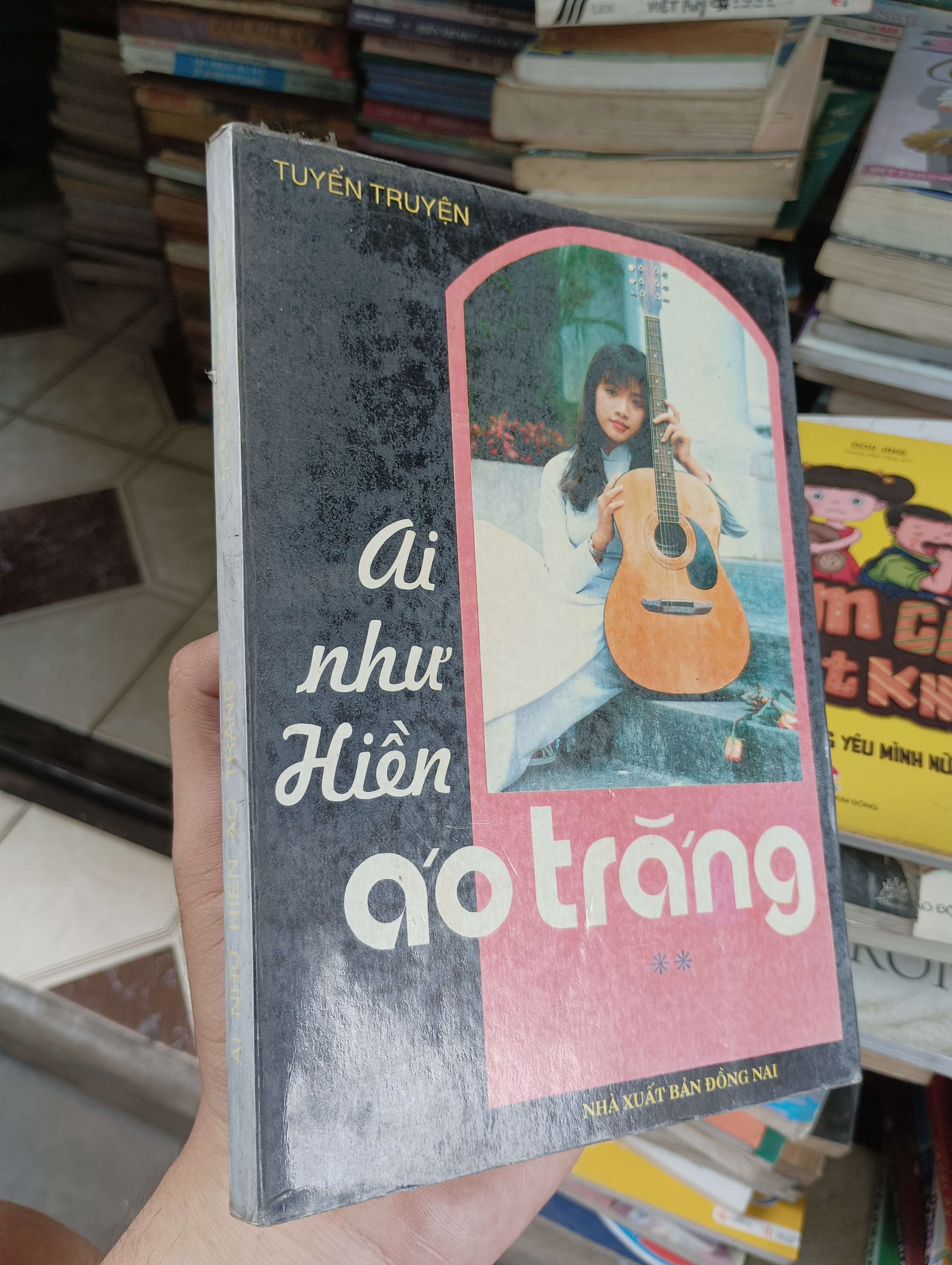 Ai như hiền áo trắng 1996 (Sách văn học) BGB