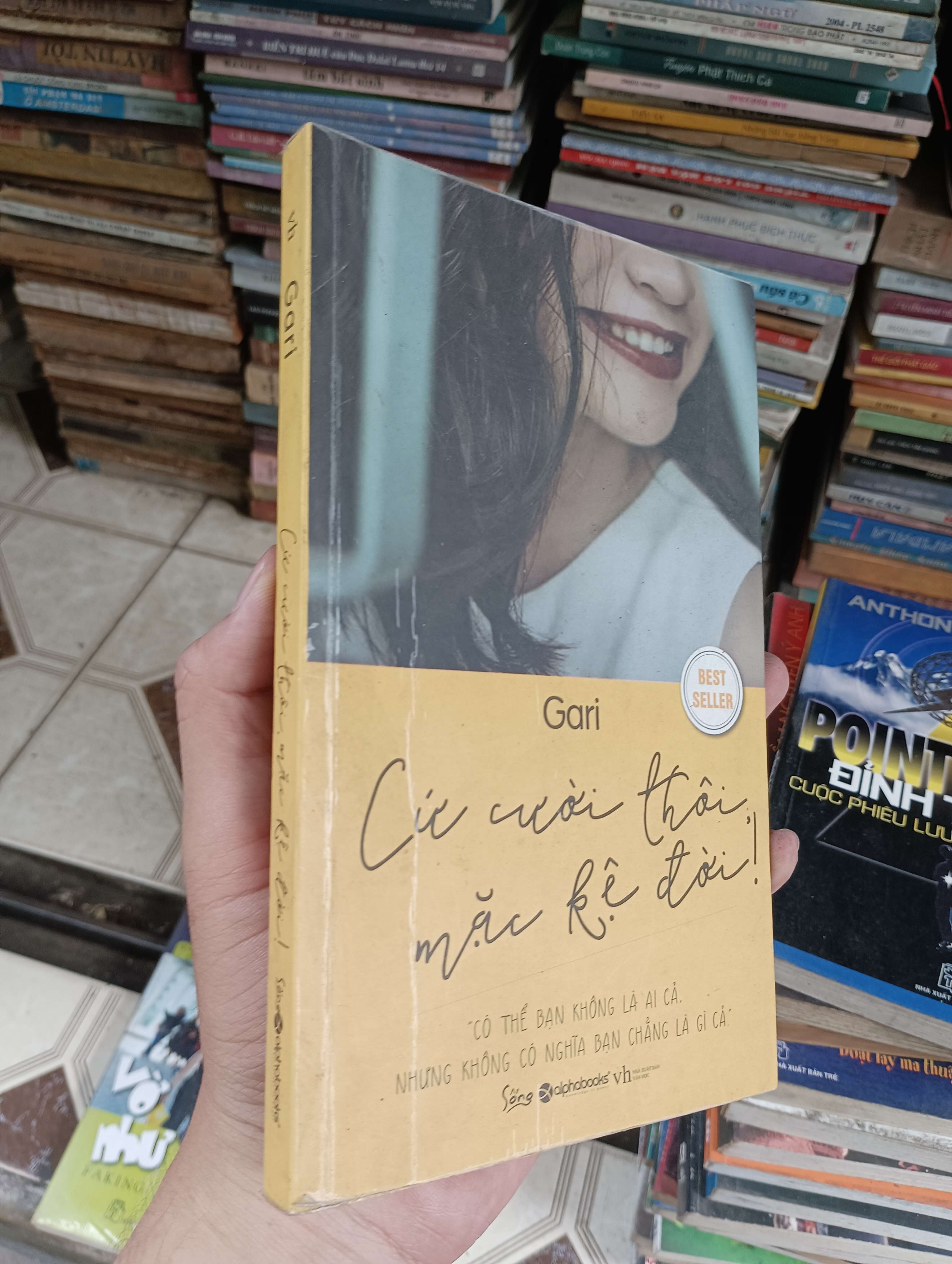 Cứ cười thôi, mặc kệ đời! - Gari 2018 (Sách văn học) BGB