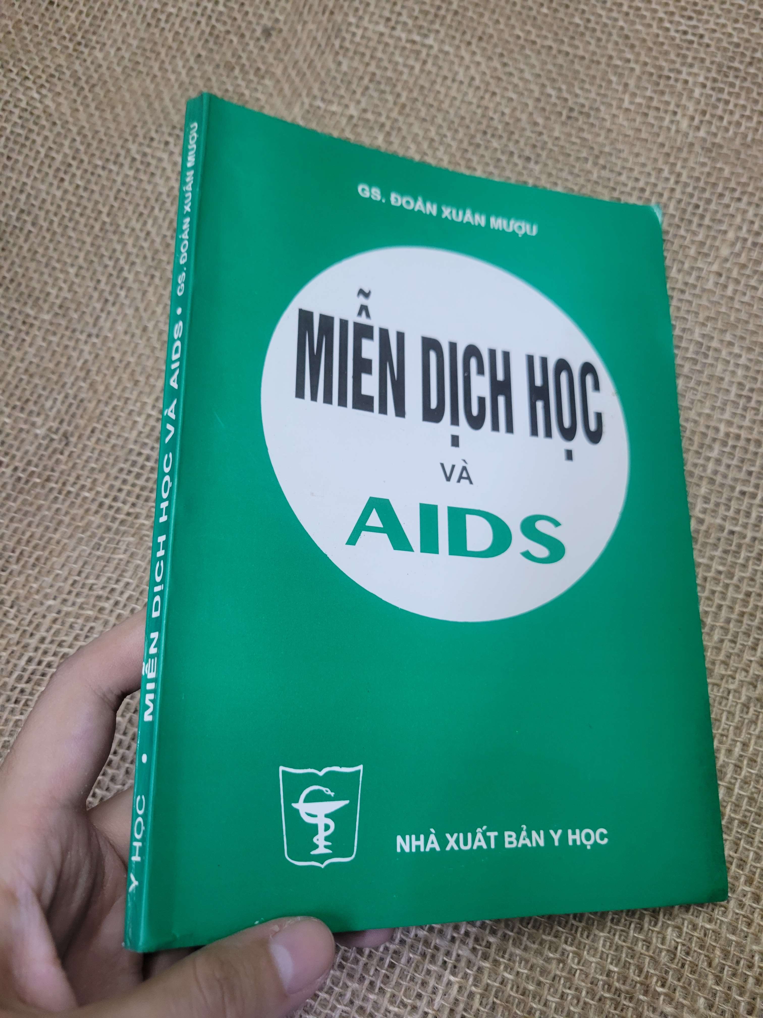 MIỄN DỊCH HỌC VÀ AIDS - GS. ĐOÀN XUÂN MƯỢU mới 70% bẩn bìa, ố (Sách kiến thức tổng hợp) HLSC