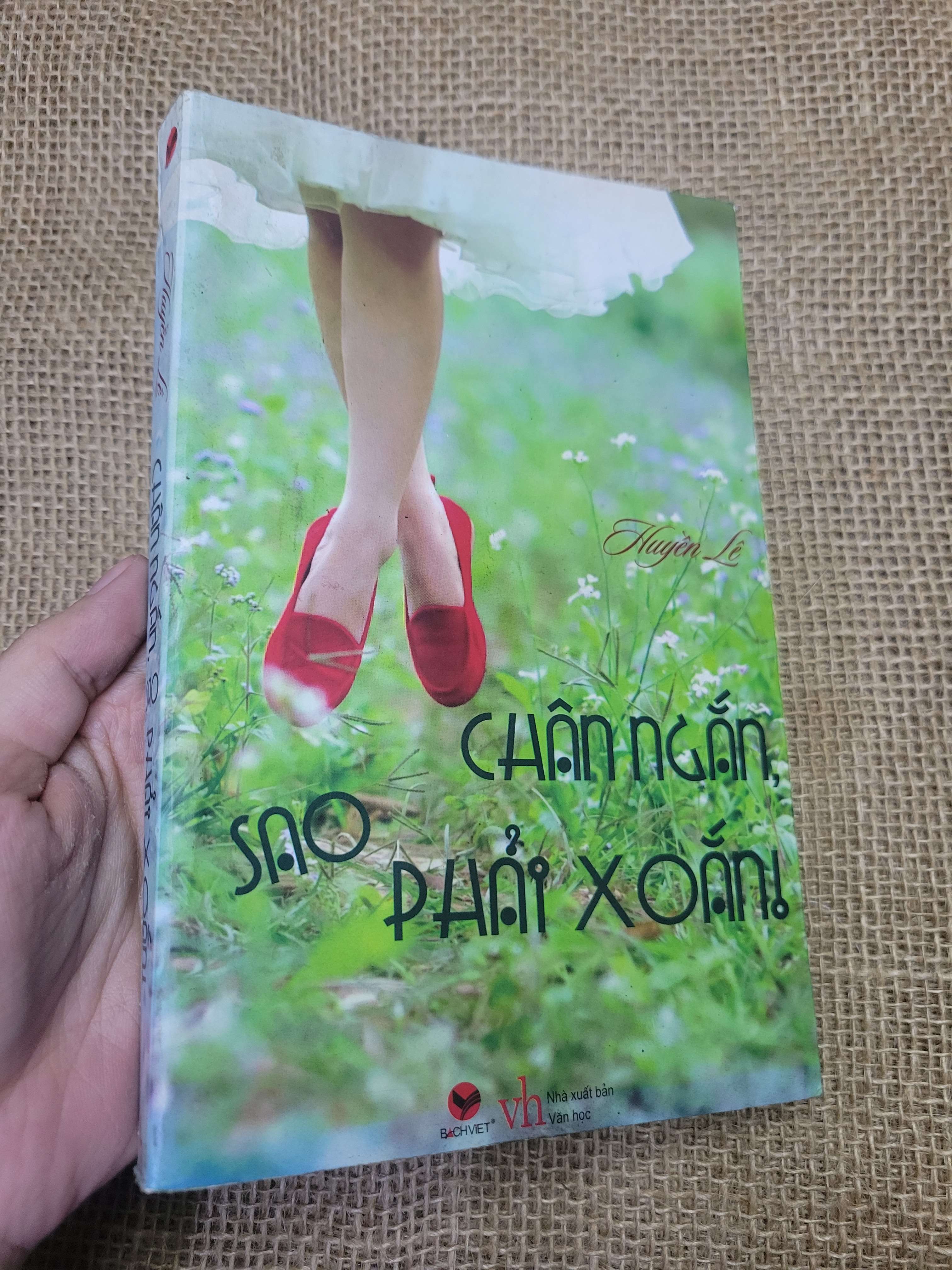 Chân ngắn, sao phải xoắn! - Huyền Lê 2012 mới 80% bẩn bìa, ố (Sách văn học) HLSC