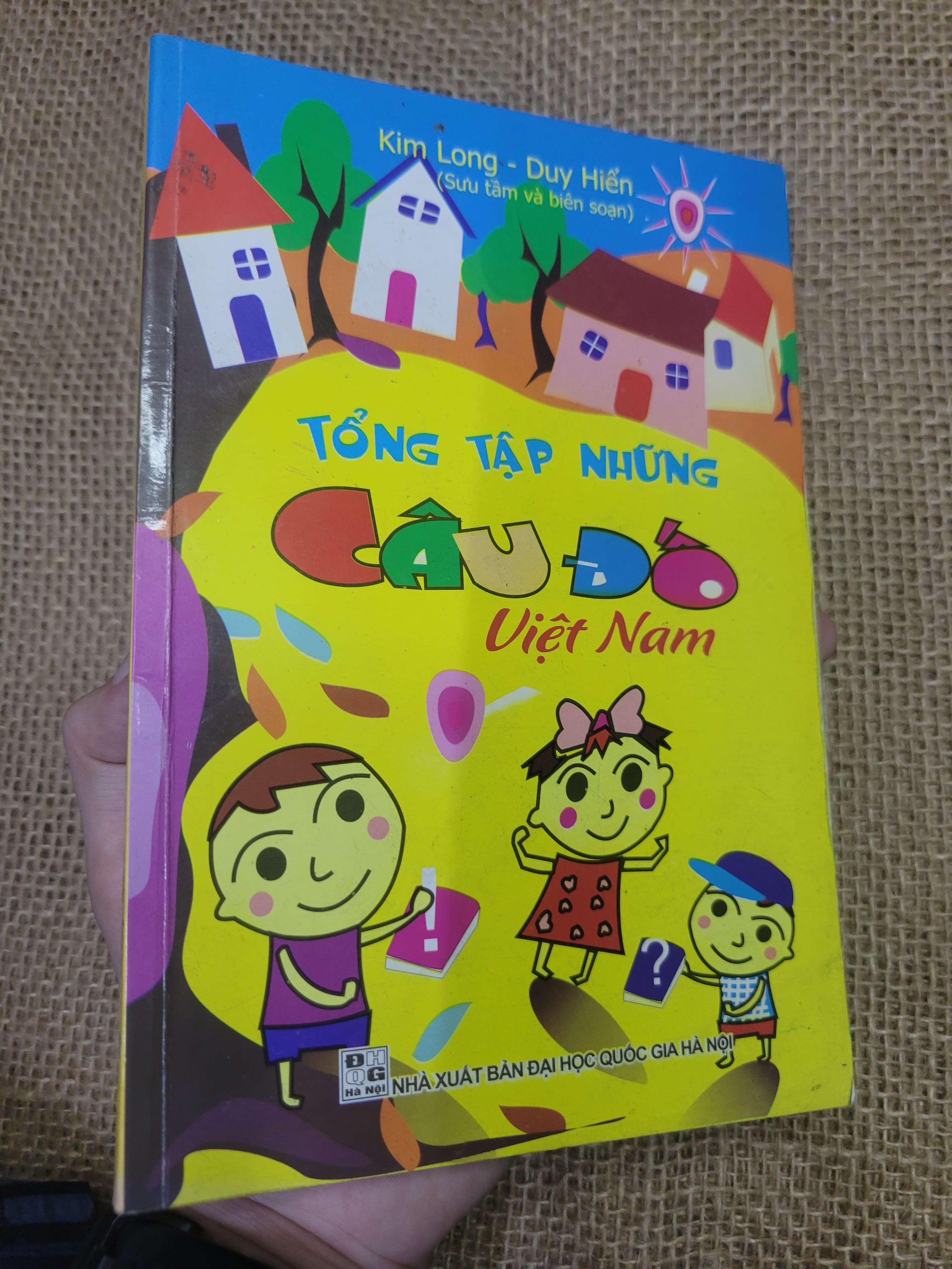 TỔNG TẬP NHỮNG CÂU ĐỐ VIỆT NAM - KIM LONG & DUY HIỂN 2015 mới 90% bẩn bìa, ố (Sách thiếu nhi) HLSC
