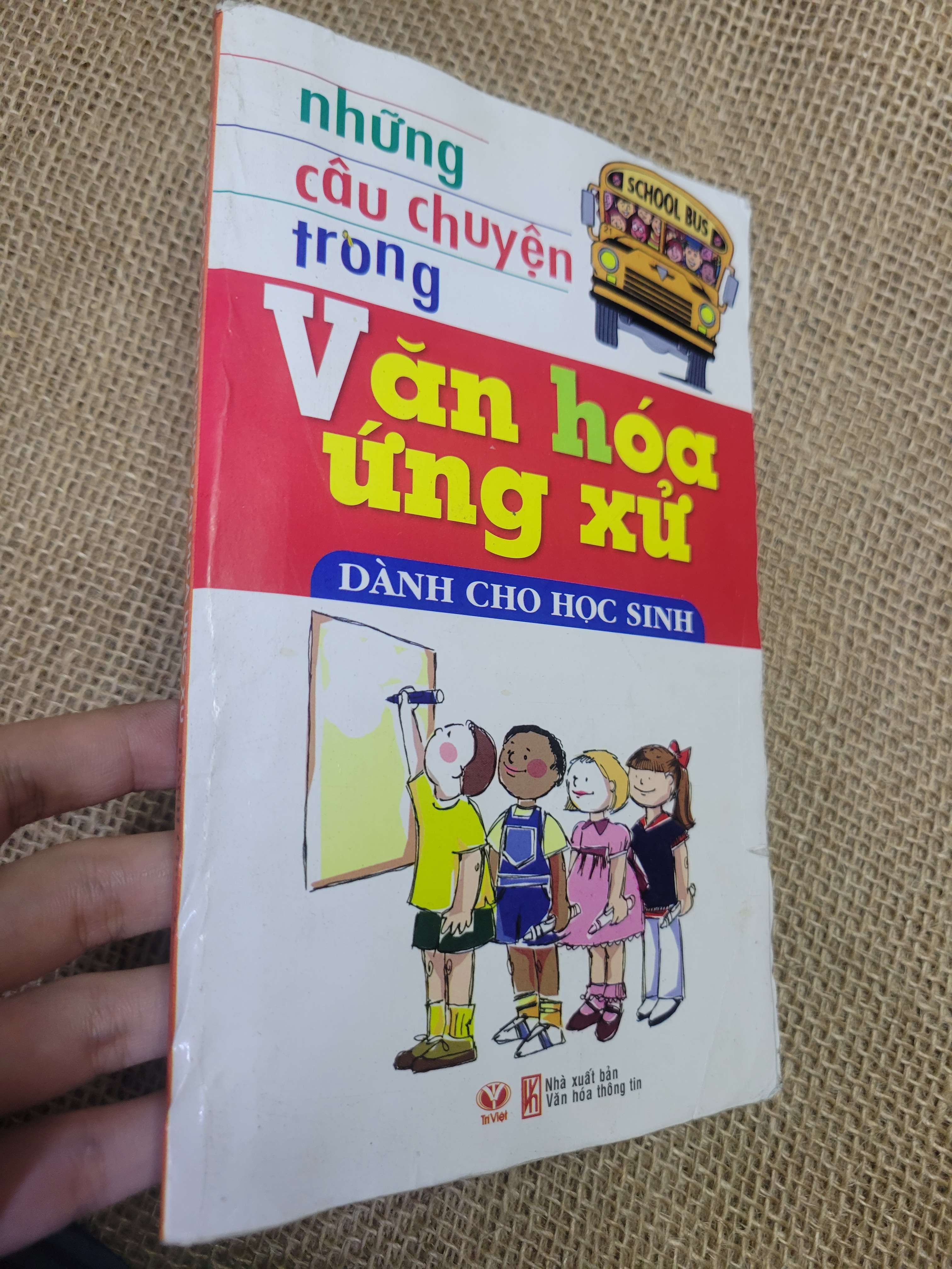 Những câu chuyện trong văn hóa ứng xử dành cho học sinh 2011 mới 70% bẩn bìa, ồ, có vệt nước, bị ẩm (Sách văn học) HLSC