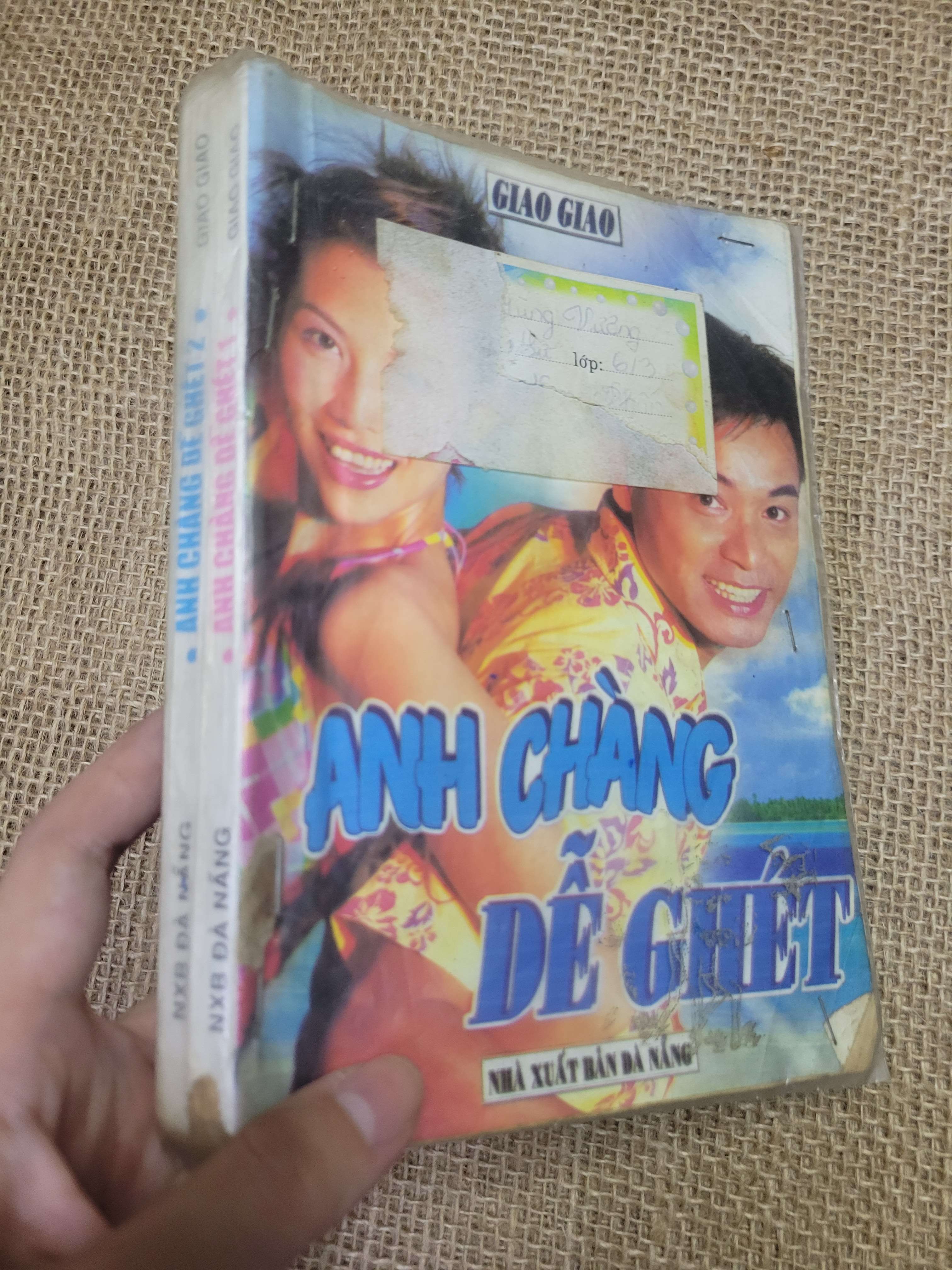 2 cuốn ANH CHÀNG DỄ GHÉT - GIAO GIAO 2001 mới 80% bẩn bìa, ố, có chữ viết (Sách văn học) HCM