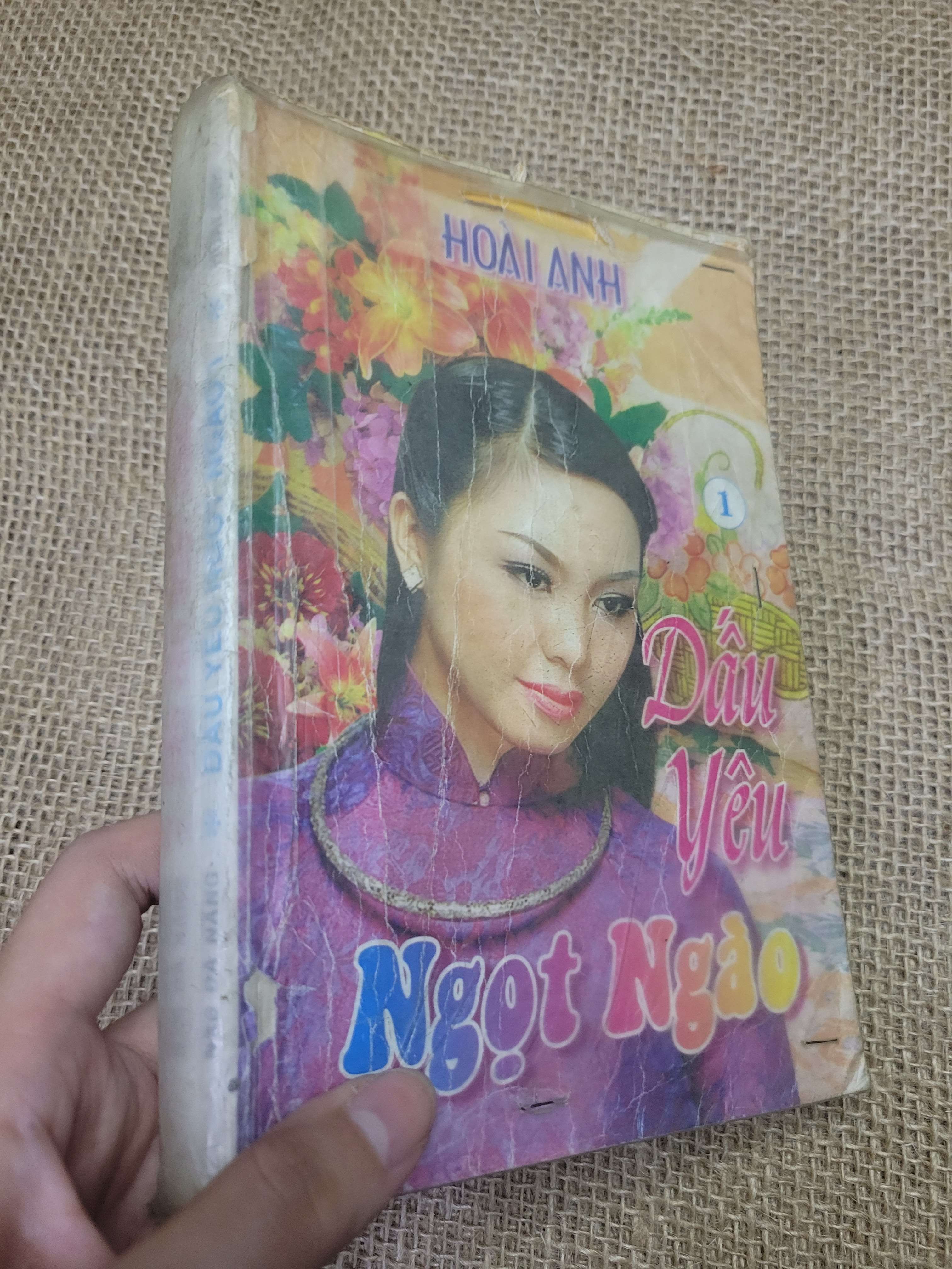 2 cuốn Dấu Yêu Ngọt Ngào - Hoài Anh 2008 mới 80% bẩn bìa, ố, có chữ viết, có vệt nước (Sách văn học) HCM