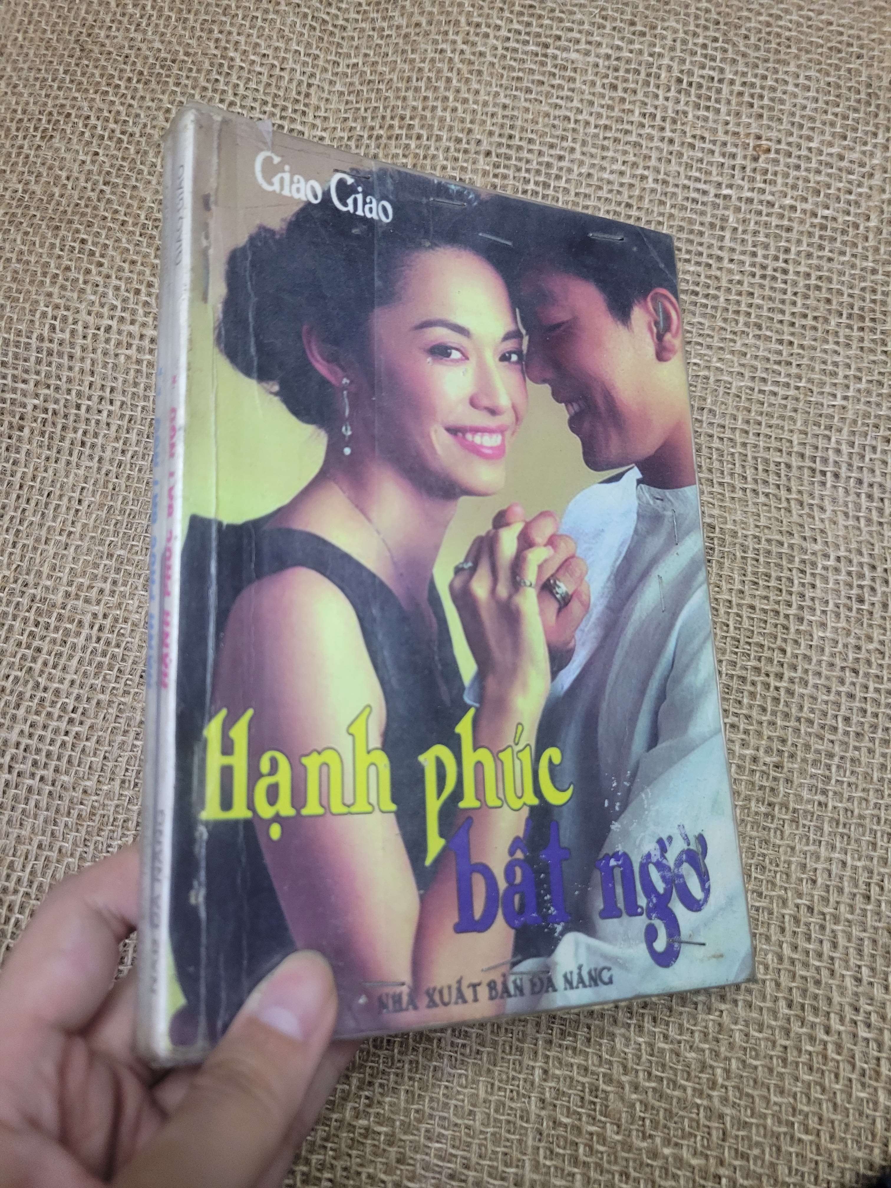 2 cuốn Hạnh phúc bất ngờ - Giao Giao 2010 mới 80% bẩn bìa, ố vàng, có chữ viết (Sách văn học) HCM