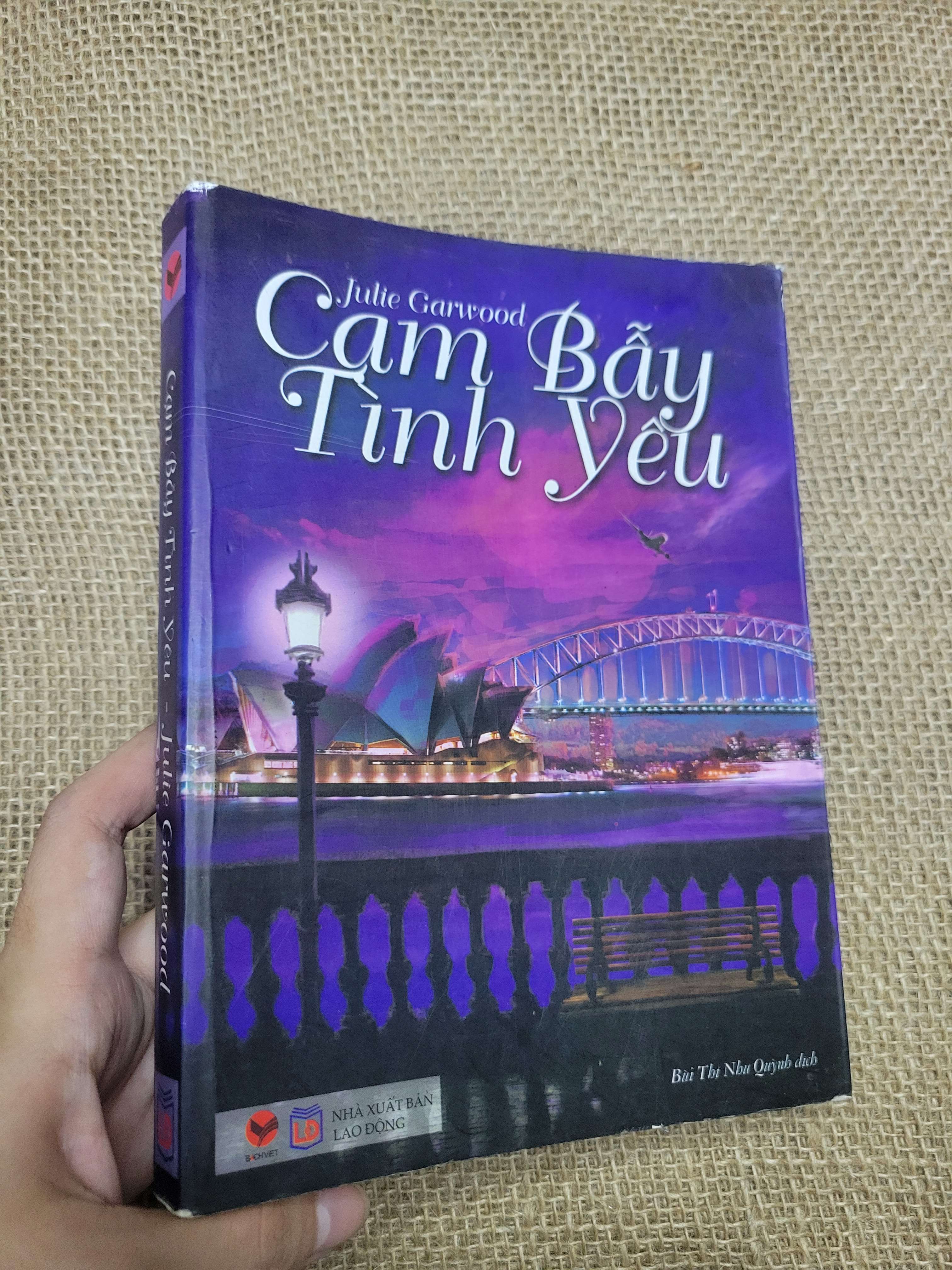 Cạm Bẫy Tình Yêu - Julie Garwood 2015 mới 80% bẩn bìa, ố, tróc gáy, có chữ ký (Sách văn học) HLSC