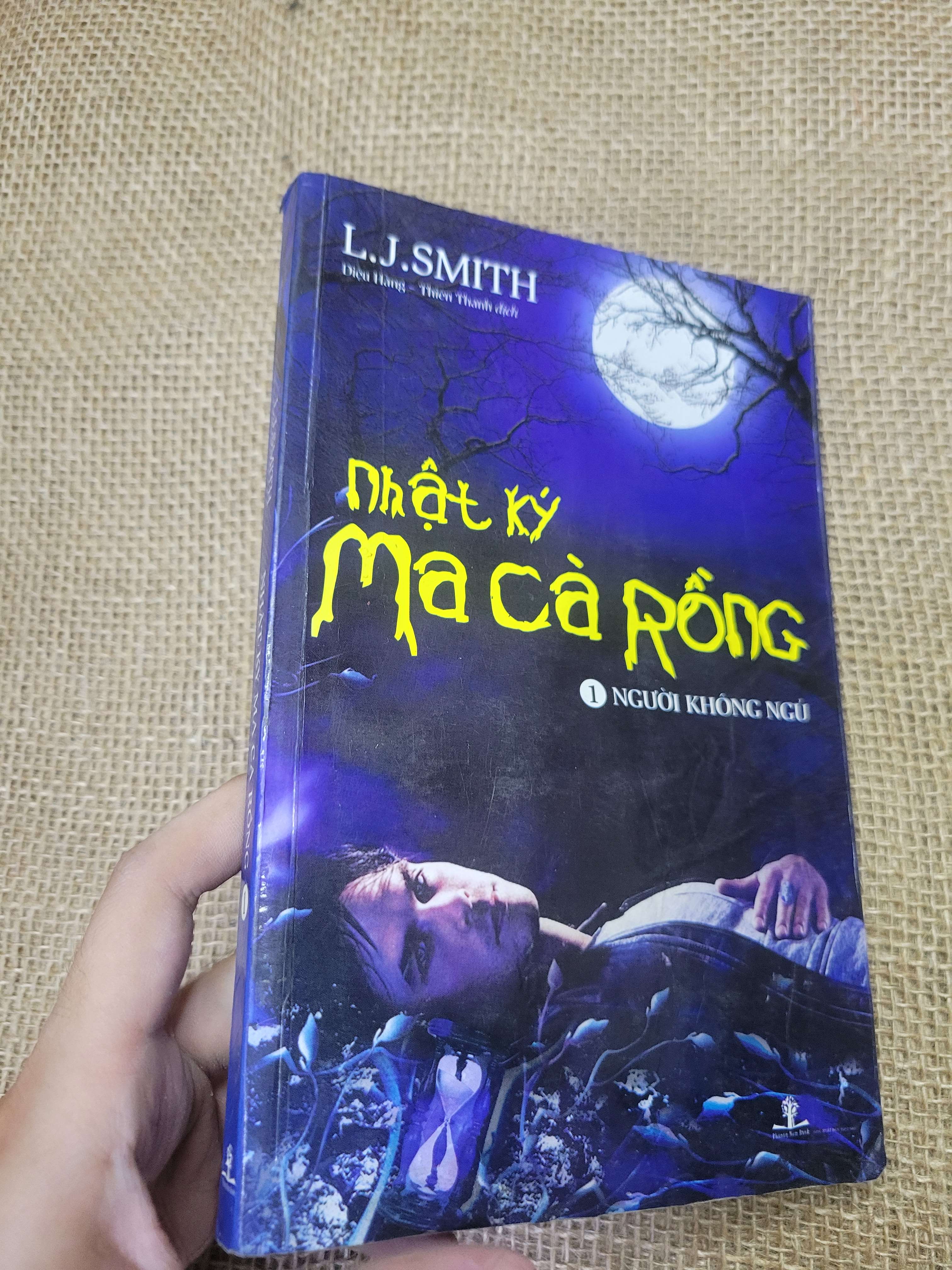 Nhật Ký Ma Cà Rồng tập 1: Người Không Ngủ - L.J. Smith 2010 mới 70% bẩn bìa, ố, bị ẩm, có vệt nước (Sách văn học) HLSC