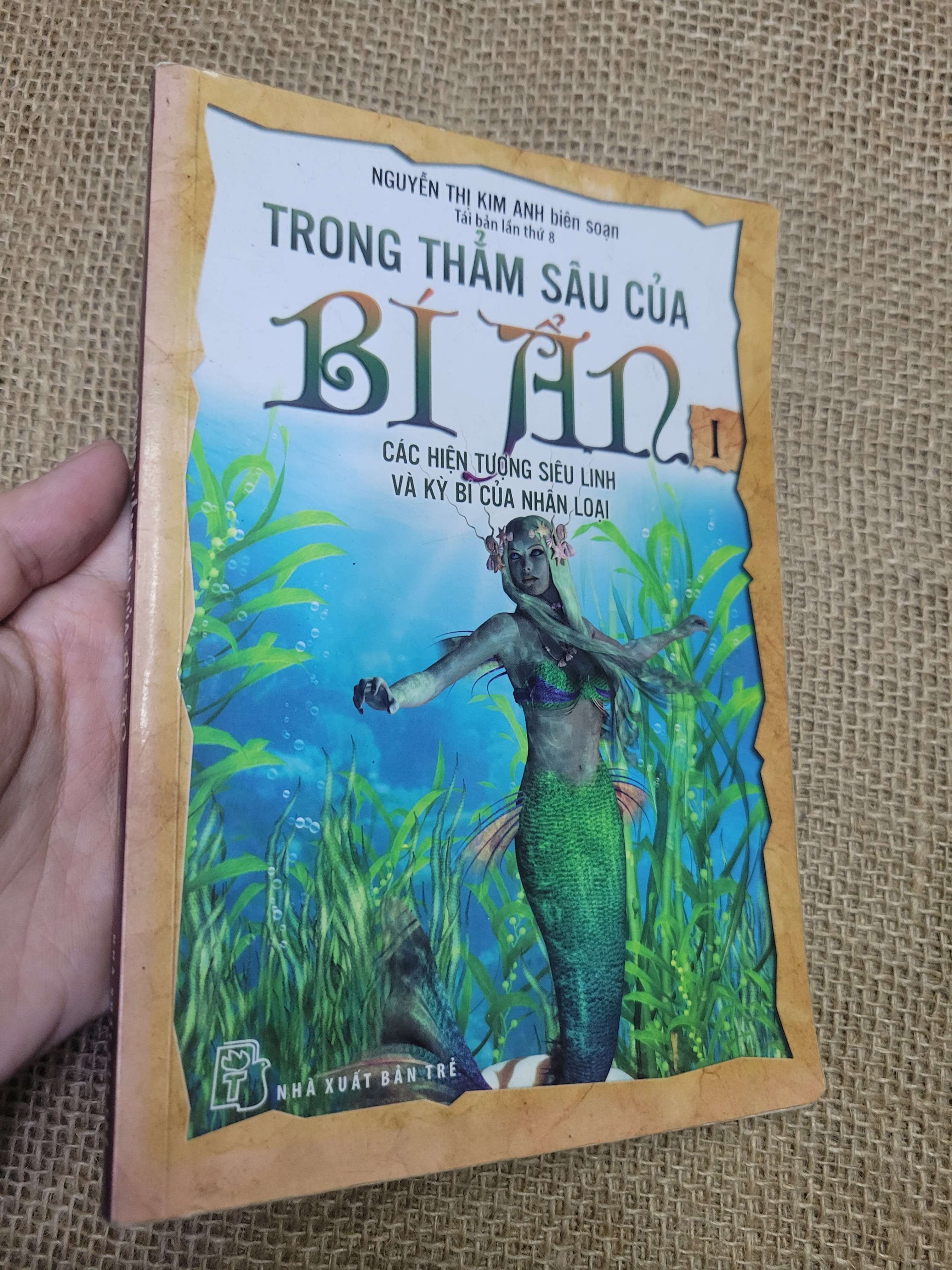Trong thẳm sau của Bí ẩn tập 1 các hiện tượng siêu linh và kỳ bí của nhân loại - Nguyễn Thị Kim Anh 2017 mới 80% bẩn bìa, ố (Sách kiến thức tổng hợp) HLSC