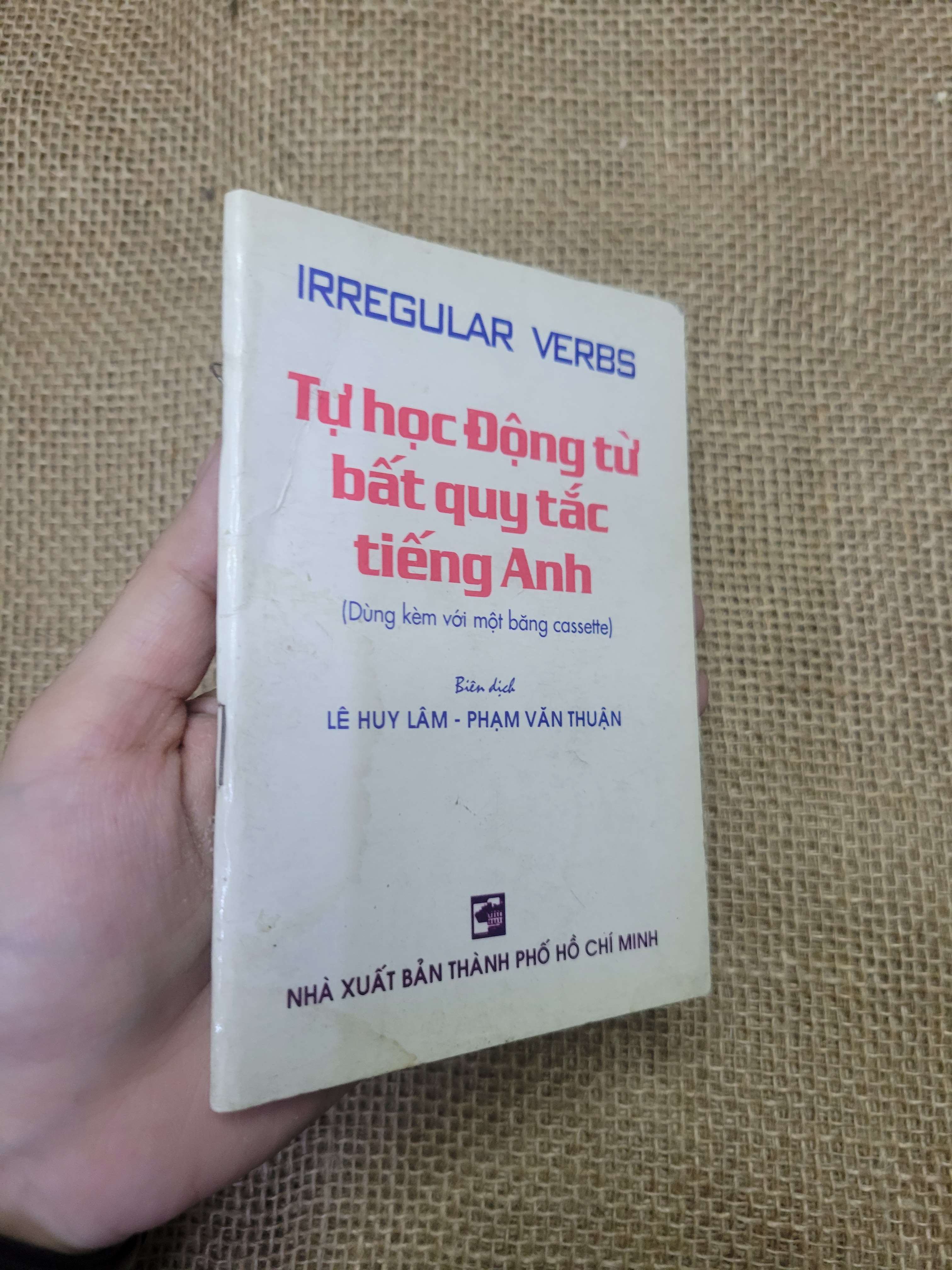 IRREGULAR VERBS Tự học Động từ bất quy tắc tiếng Anh - LÊ HUY LÂM - PHẠM VĂN THUẬN 2004 mới 80% bẩn bìa, ố, có vệt nước (Sách tự học tiếng Anh) HLSC
