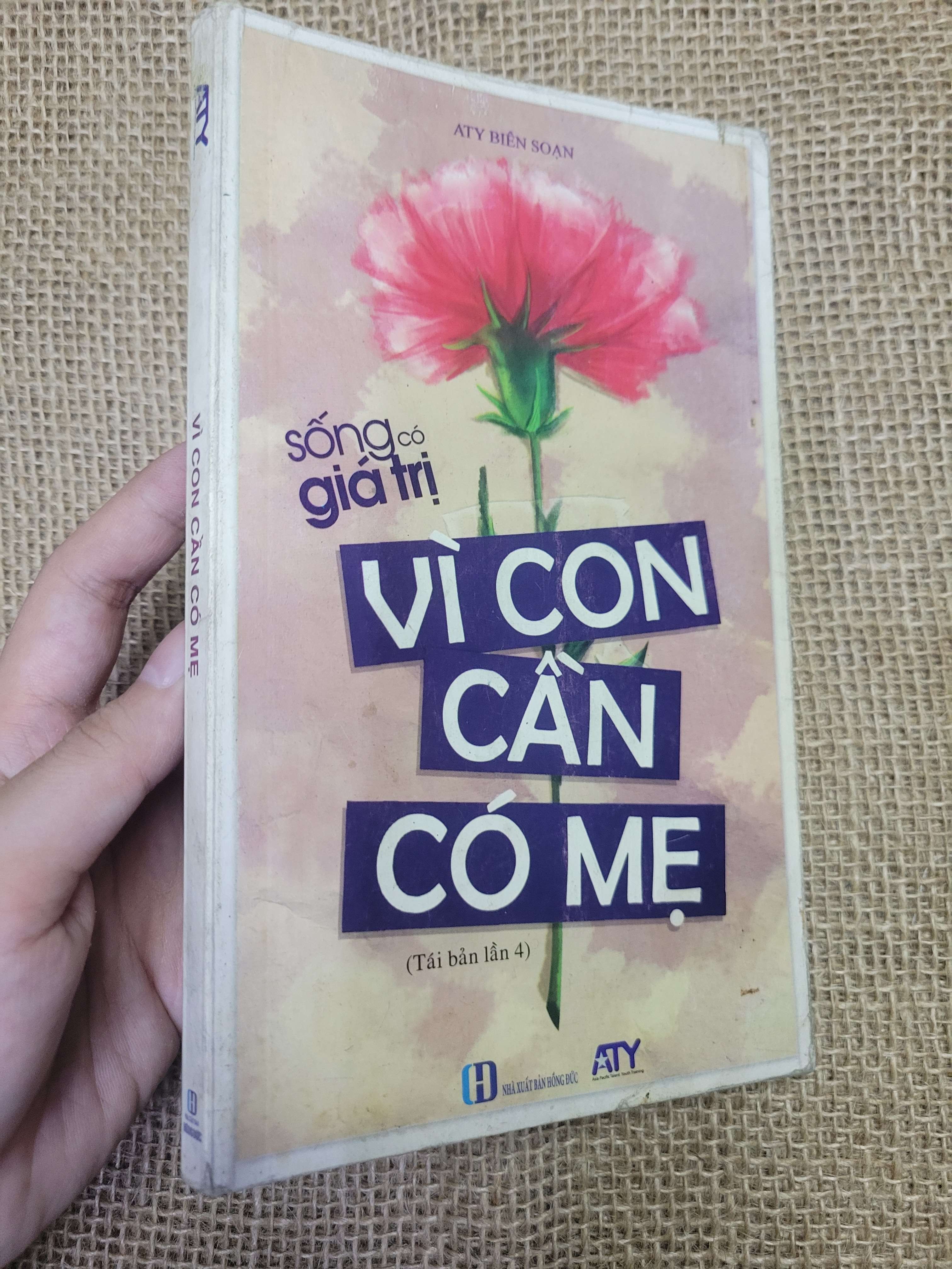 Vì Con Cần Có Mẹ - ATY 2016 mới 80% bẩn bìa, ố, có chữ ký (Sách văn học) HLSC