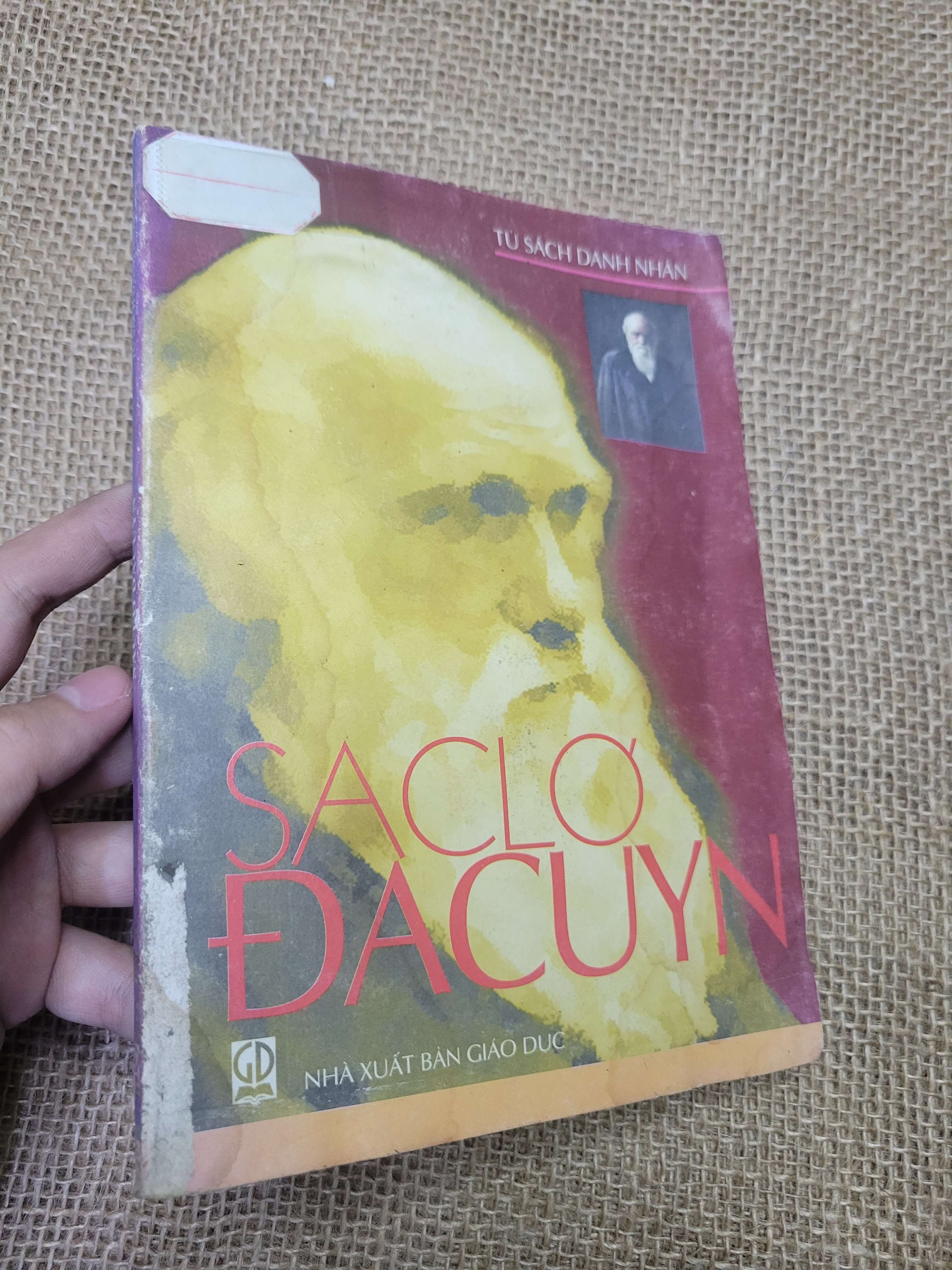SACLO ĐACUYN - CHUNG KIÊN 2003 mới 60% bẩn bìa, ố, bị ẩm, có vệt nước, có chữ viết, có mộc (Sách Danh nhân) HLSC