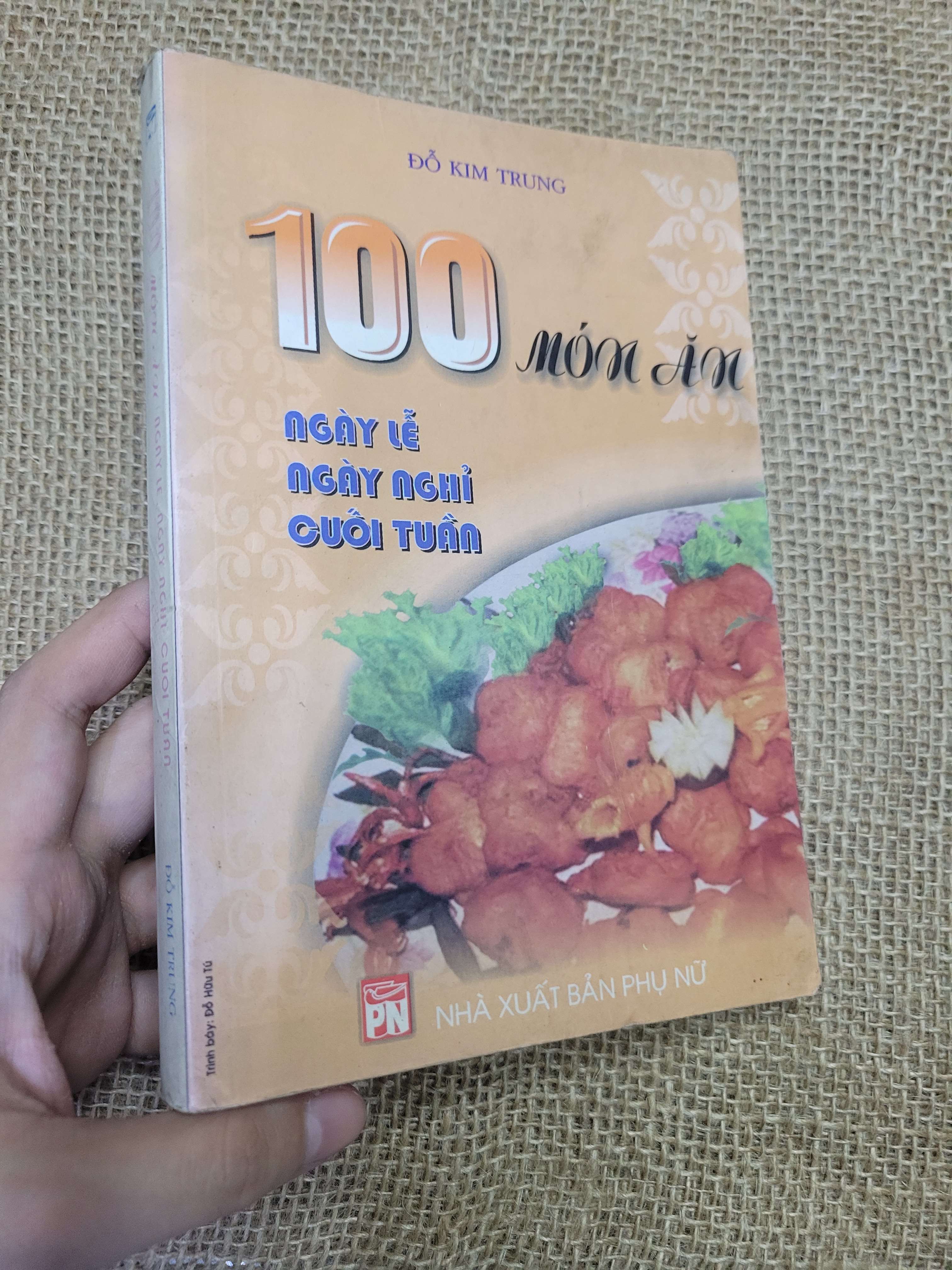 100 món ăn ngày lễ ngày nghỉ cuối tuần - Đỗ Kim Trung 2004 mới 80% bẩn bìa, ố, có chữ ký (Sách kiến thức tổng hợp) HLSC