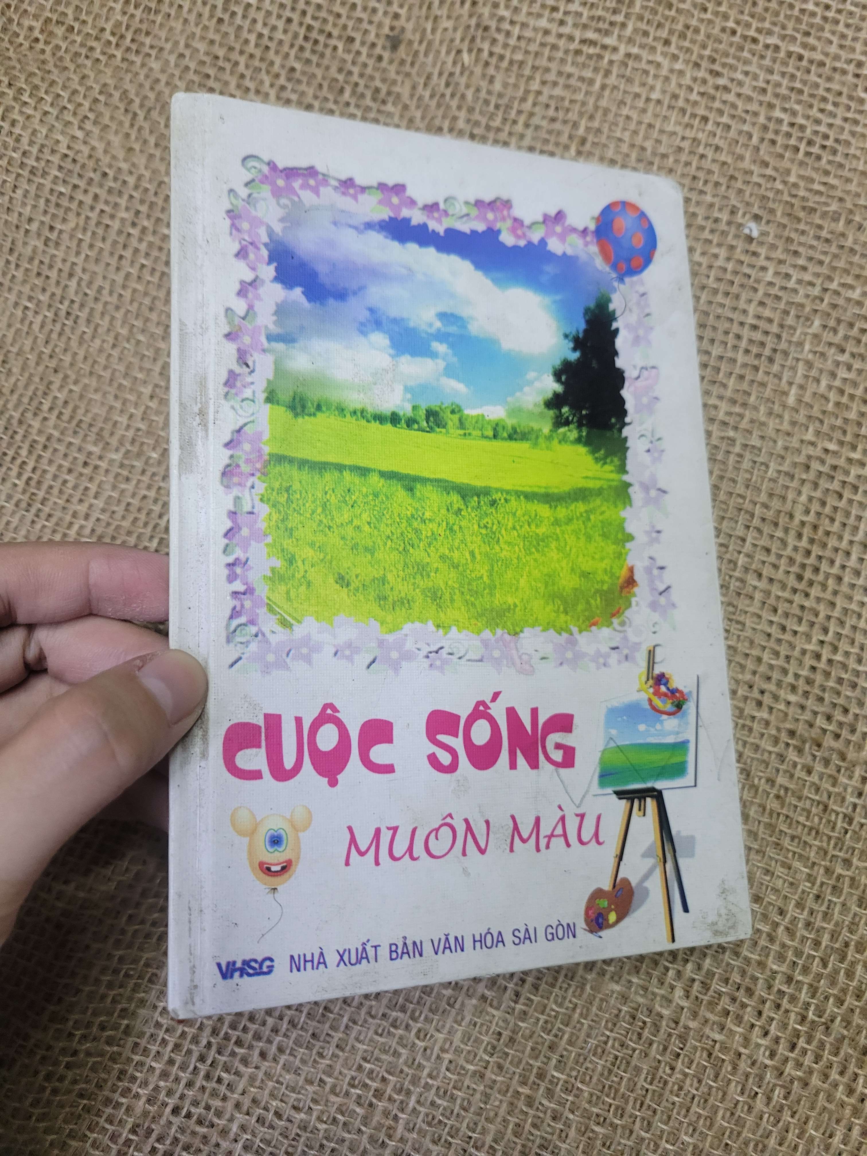CUỘC SỐNG MUÔN MÀU 2006 bìa cứng mới 60% bẩn bìa, ố, có chữ viết (Sách văn học) HLSC