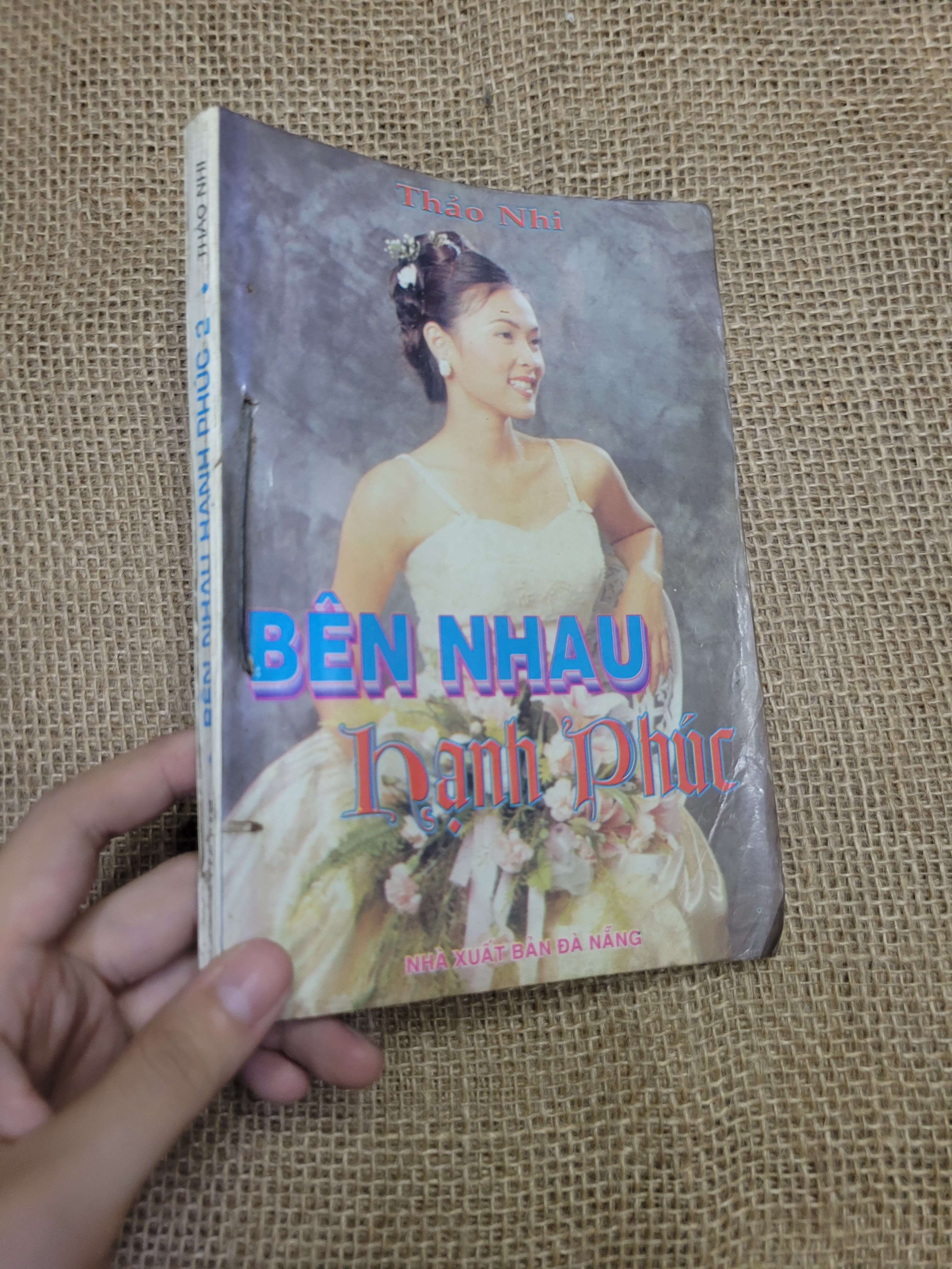 Bên nhau hạnh phúc - Thảo Nhi 2001 mới 80% bẩn bìa, ố, có chữ viết, có vệt nước (Sách văn học) HLSC